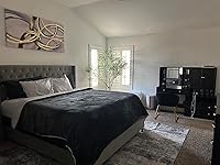 Review Image by Miriam Casanova