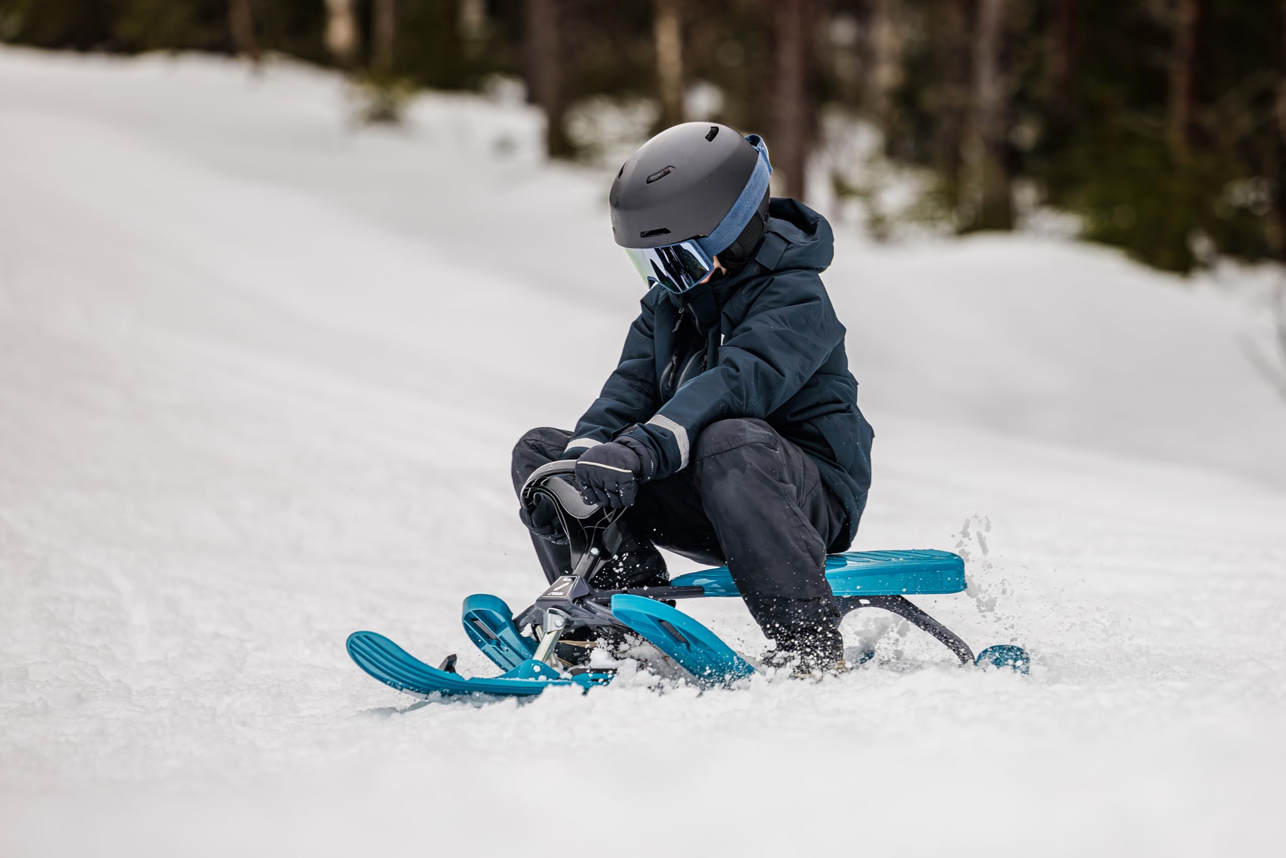 STIGA Snowracer Curve – wytrzymałe sanki z hamulcem i wciągarką – stalowa rama, sanki bobslejowe dla dzieci i dorosłych do 90 kg – zimowe sanki od 7 lat, Bio Aqua
