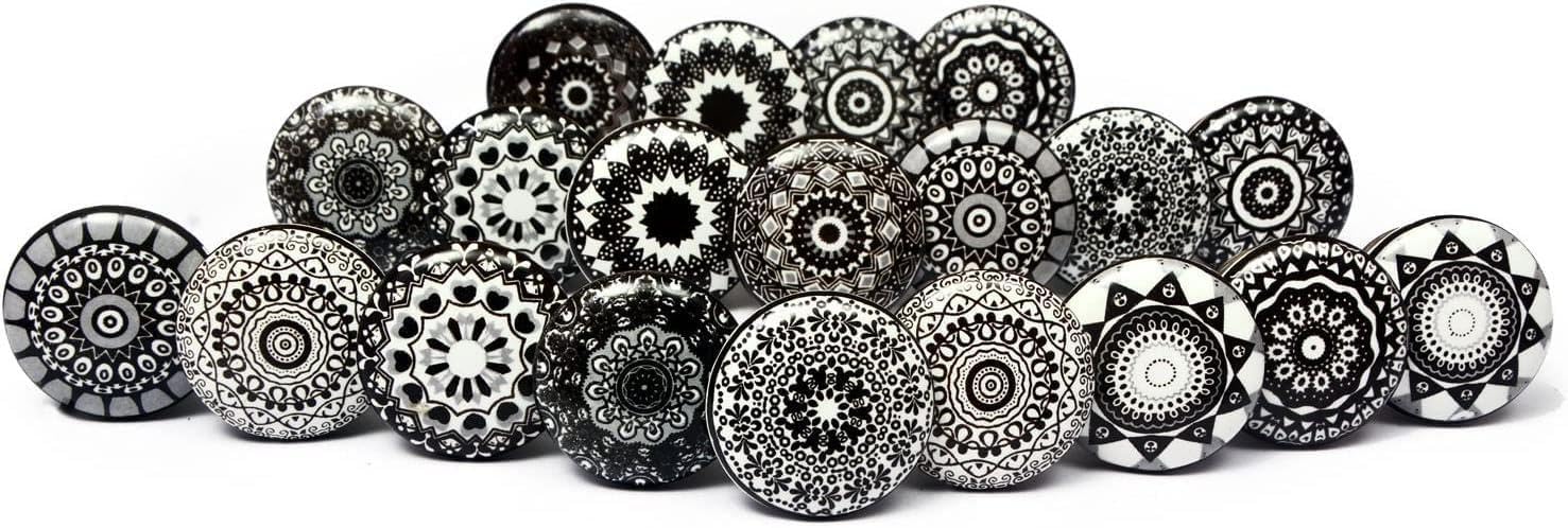 Set von 20 Keramikknöpfen mit schwarzem Blumenmosaikdesign, handbemalt. Handgefertigte Griffe für Schränke, Schubladen, Kommoden und Kleiderbügel. Klassische Knöpfe mit 38 mm Durchmesser.