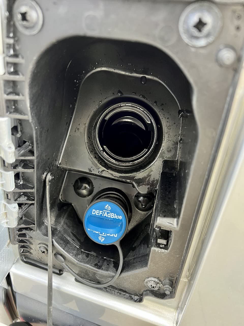 Twowinds - Bloqueo Antirrobo AdBlue Compatible con Fiat Ducato, Jumper, Boxer (2016-2024) - Camper y Caravanas - Cierre de Seguridad del Tapón Depósito AdBlue en Acero Inoxidable