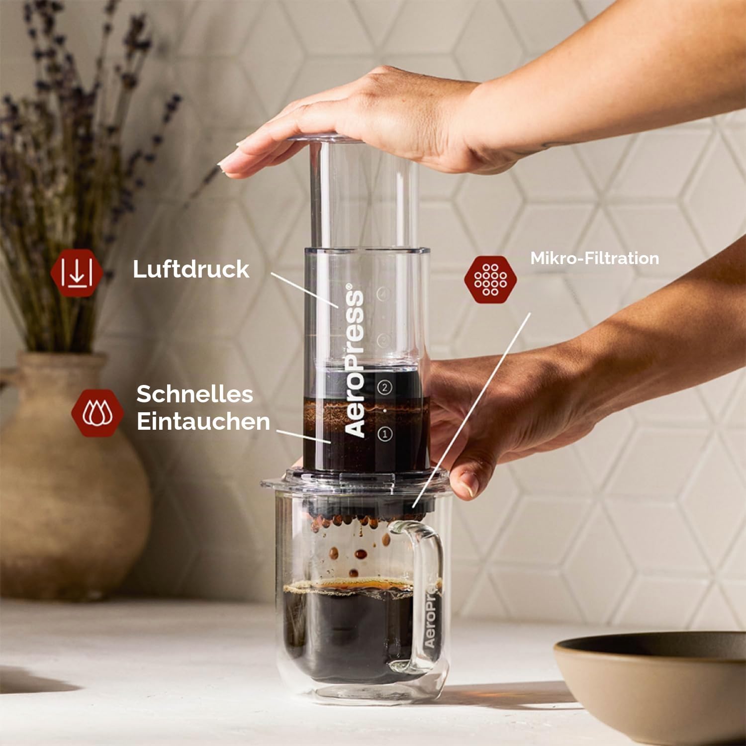 AeroPress Clear Kaffeepresse – 3-in-1 Brühmethode kombiniert French Press, Pour-over, Espresso, vollmundiger Kaffee ohne Bitterkeit oder Rückstände, kompakte Kaffeemaschine für Reisen, transparent