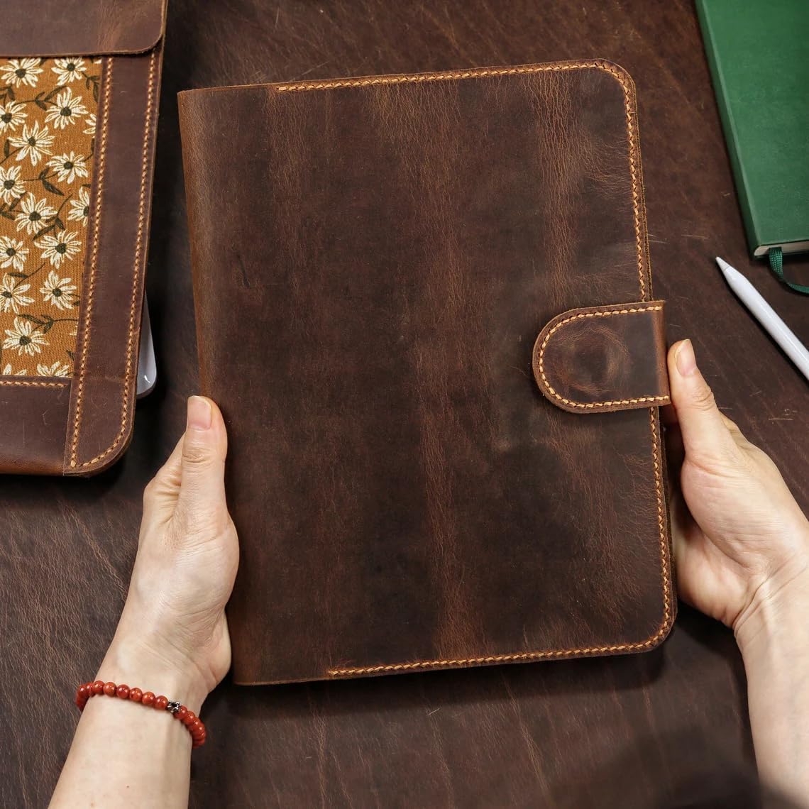 Vintage Leather Folio Case for iPad Air 11 Inch M3 2025, Hand-Stitched Stand Cover with Strap, Card Pocket &Name Engraving Y02-IXPMNC