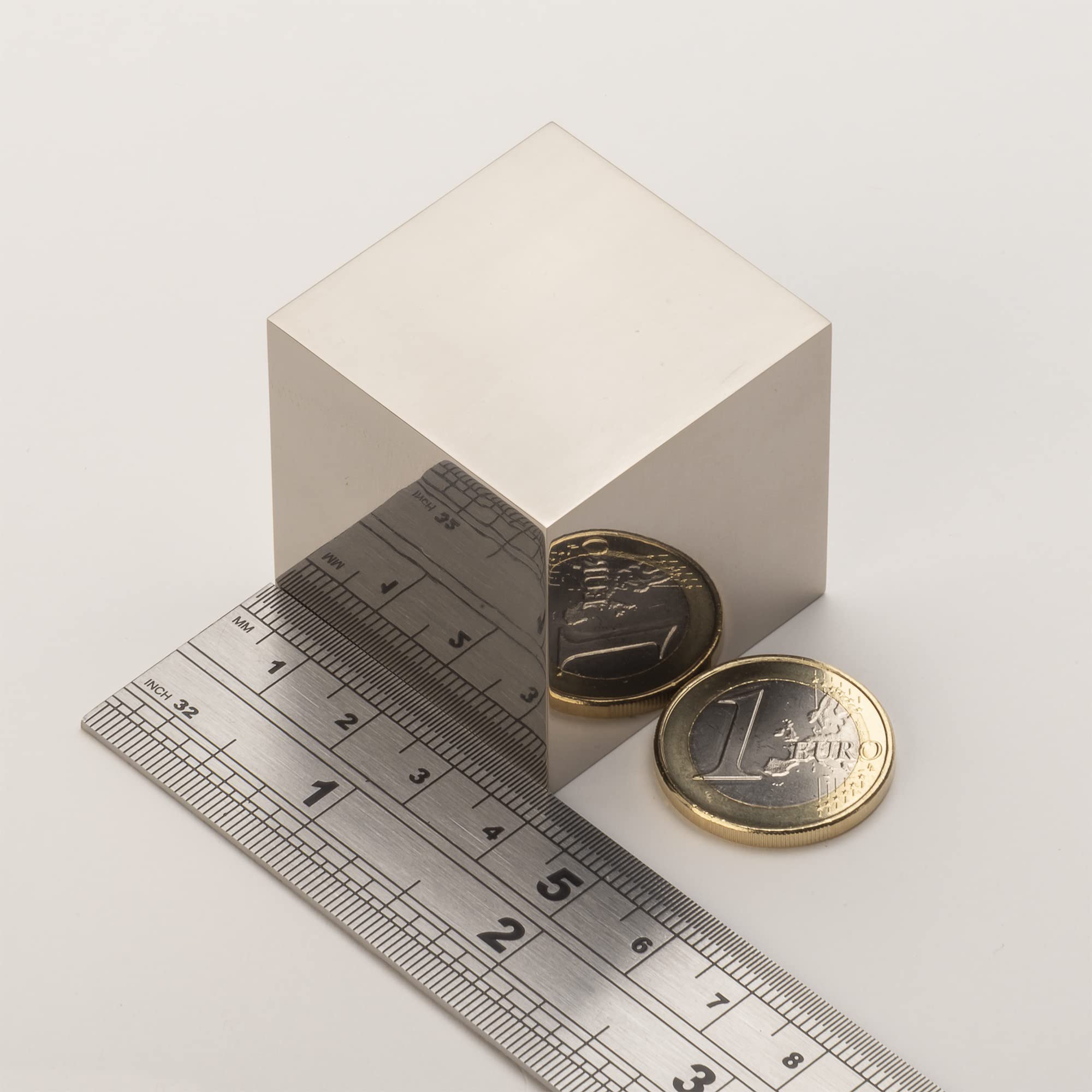 Set de cubos de tugnsteno (W) y aluminio (Al) de 38mm (1,5). Mismo tamaño pero Set de cubos de tugnsteno (W) y aluminio (Al) de 38mm (1,5). Mismo tamaño pero