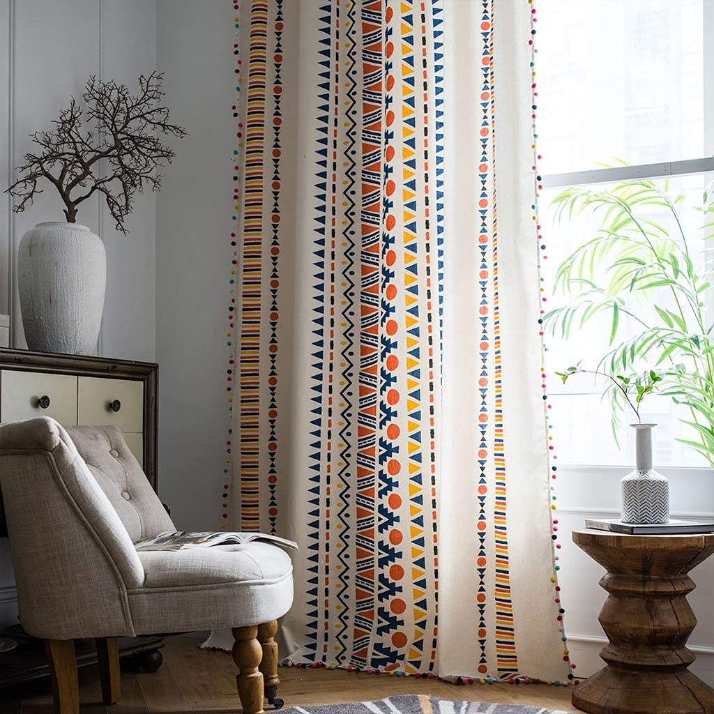 Rideau de fenêtre à motif géométrique avec pompons colorés