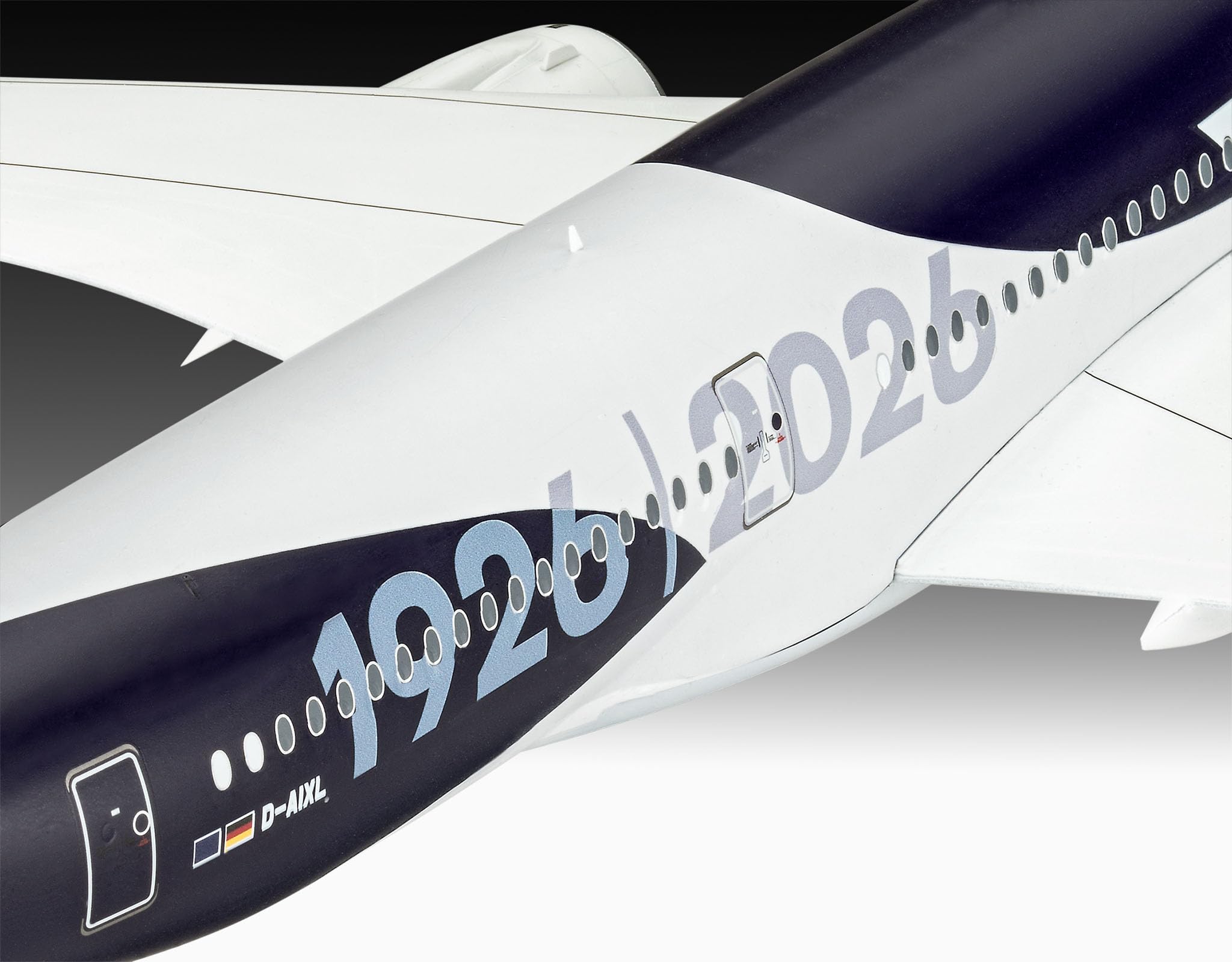 Revell Coffret cadeau 05612 A350-900 - Lufthansa 100 ans, échelle 1/144, kit de maquette en plastique non construit avec accessoires