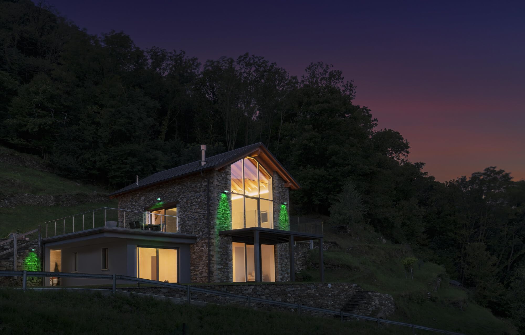LEDVANCE WIFI Smartes High-Power Flutlicht, dunkelgrau, 100W, 8000lm, regulierbares Farblicht & Weißlicht, dimmbar, App-steuerbar, inklusive Befestigungszubehör, IP65 Schutzklasse, RGBW
