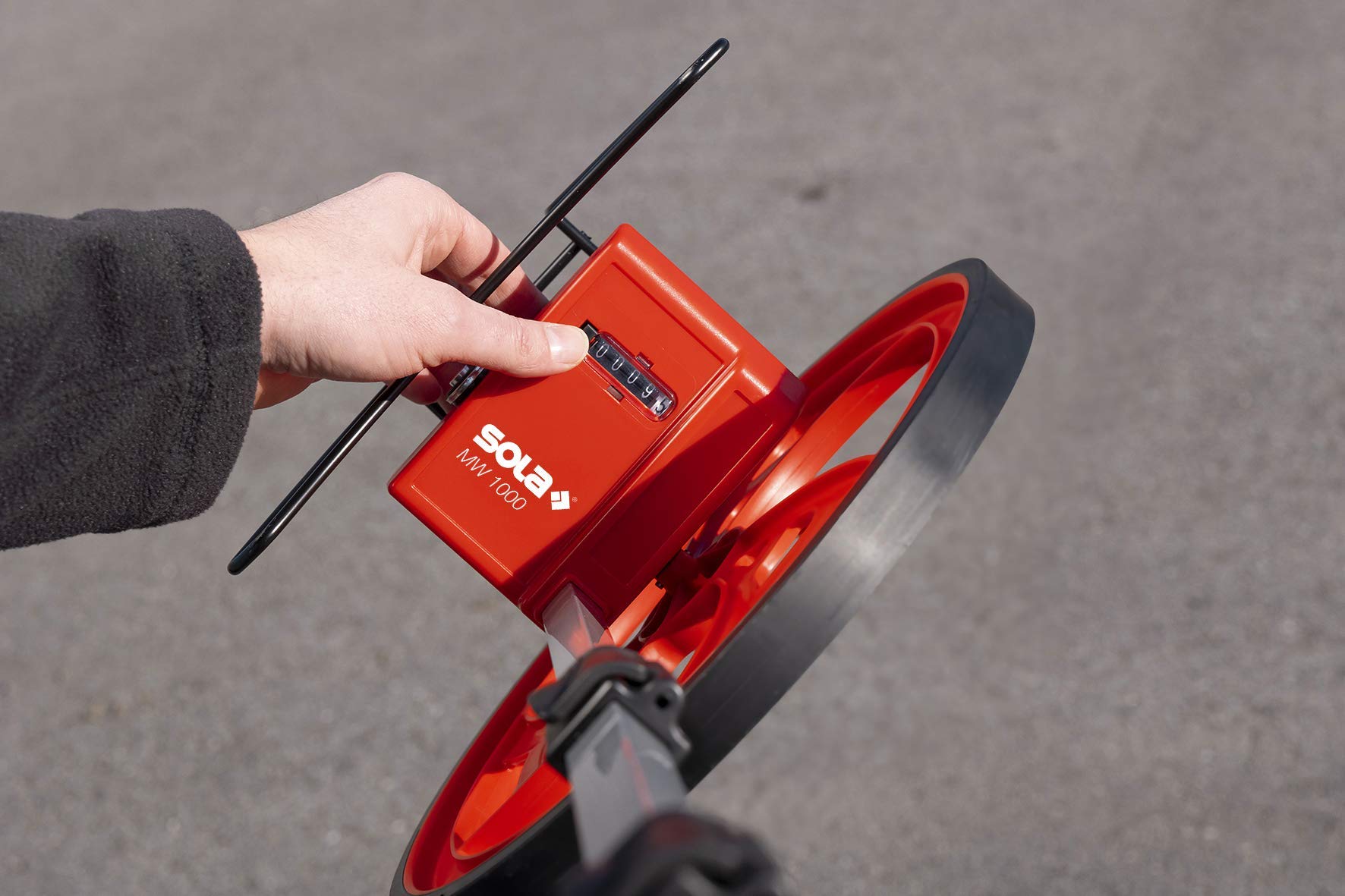SOLA MW 1000 Messrad I Profi Meterzähler für exakte Vermessung bis 9.999,9 m I Laufrad mit einer Messtoleranz von ±3.00 mm I Rolltacho mit extra starkem Pistolengriff I Rollrad mit Seitenständer