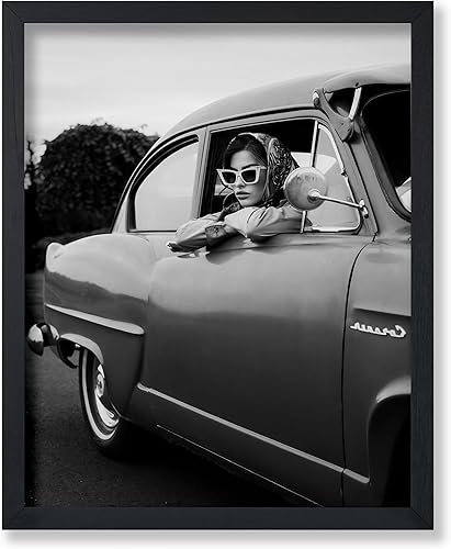 Poster Master Impresión de moda Mujer en coche clásico Arte de fotografía en blanco y negro Entusiasta del coche Decoración femenina elegante