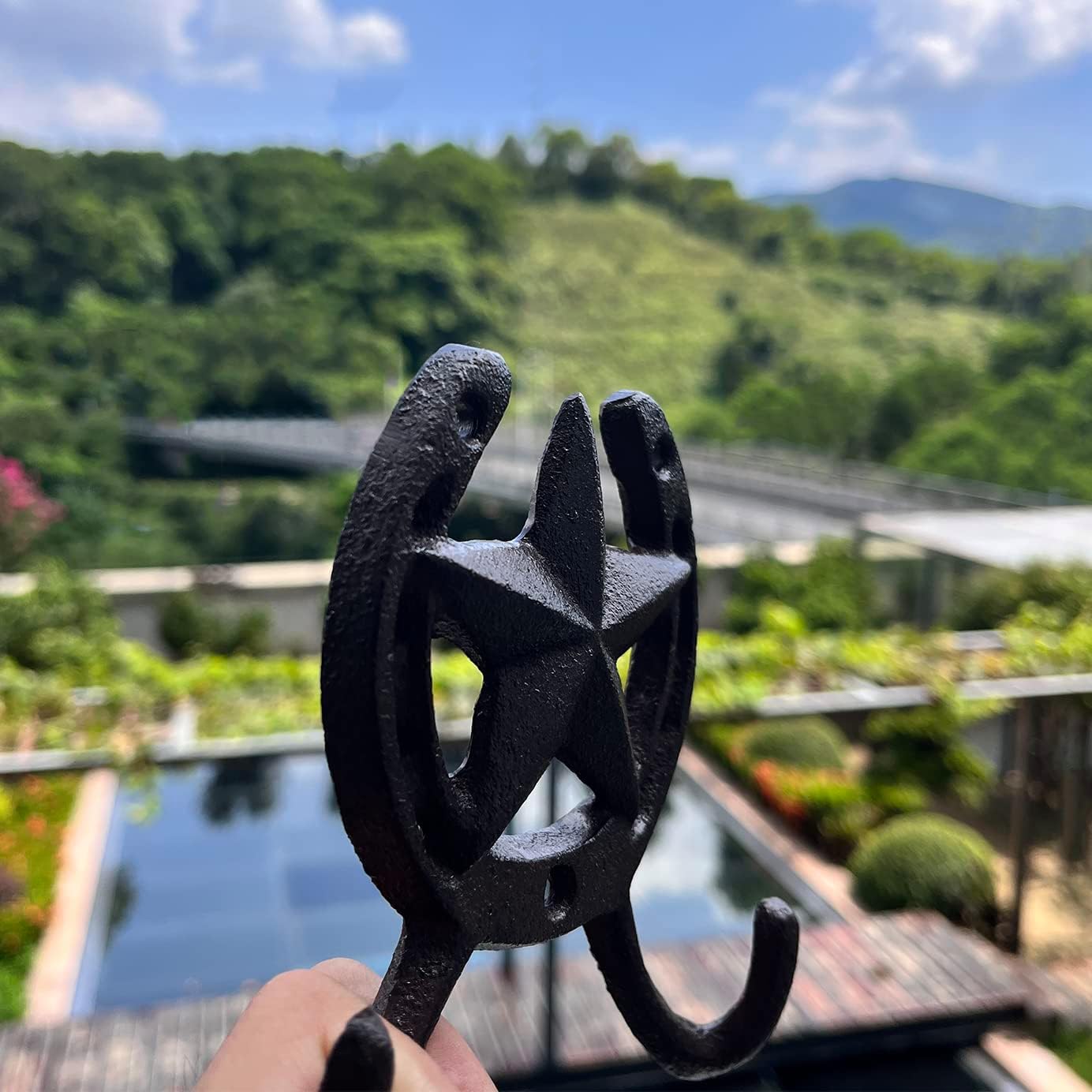 Atpxdk 4PCS Cast Iron Horseshoe Wall Decor, Star Cast Iron Rustic Metal Horseshoe Wall Hooks for Outside and Inside Decor