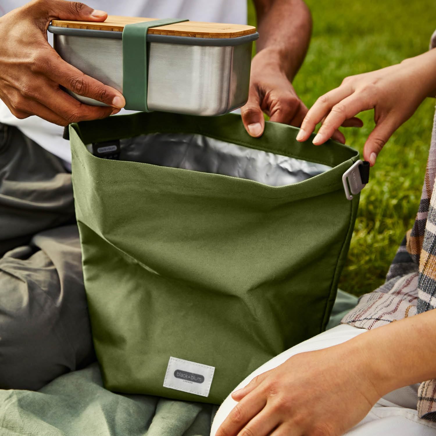 BLACK + BLUM borsa porta pranzo muschio 6,7 L, materiale isolante riciclato da bottiglie PET, interno in PEVA impermeabile senza BPA, chiusura rolltop con gancio per mano e bici, lunch bag termica