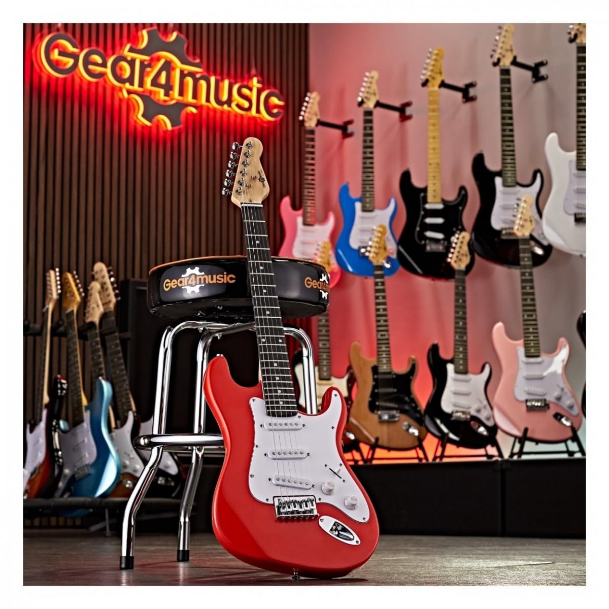 Gear4music Chitarra Elettrica Junior 3/4 con Amplificatore Rosso | Per giovani musicisti, 3 pickup single coil con selettore a 5 posizioni, ampli 10W con uscita cuffie