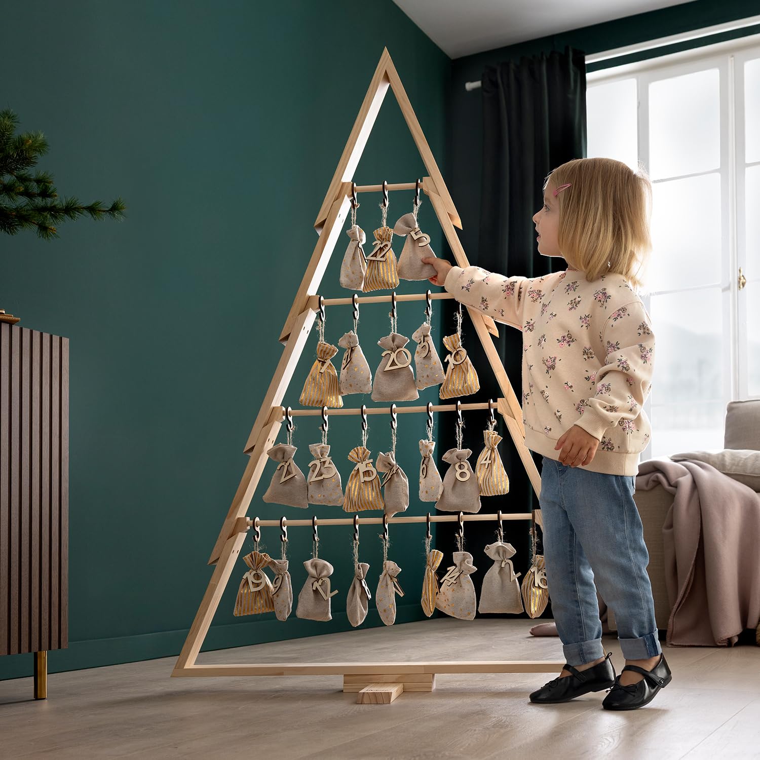 howa Deko Weihnachtsbaum XXL aus Holz mit Adventskalender 134cm hoch 8808 | XXL Deko Baum für Weihnachten mit Weihnachtskalender mit 24 Stoffsäckchen zum Befüllen und Holzzahlen, vielseitig dekorierbar