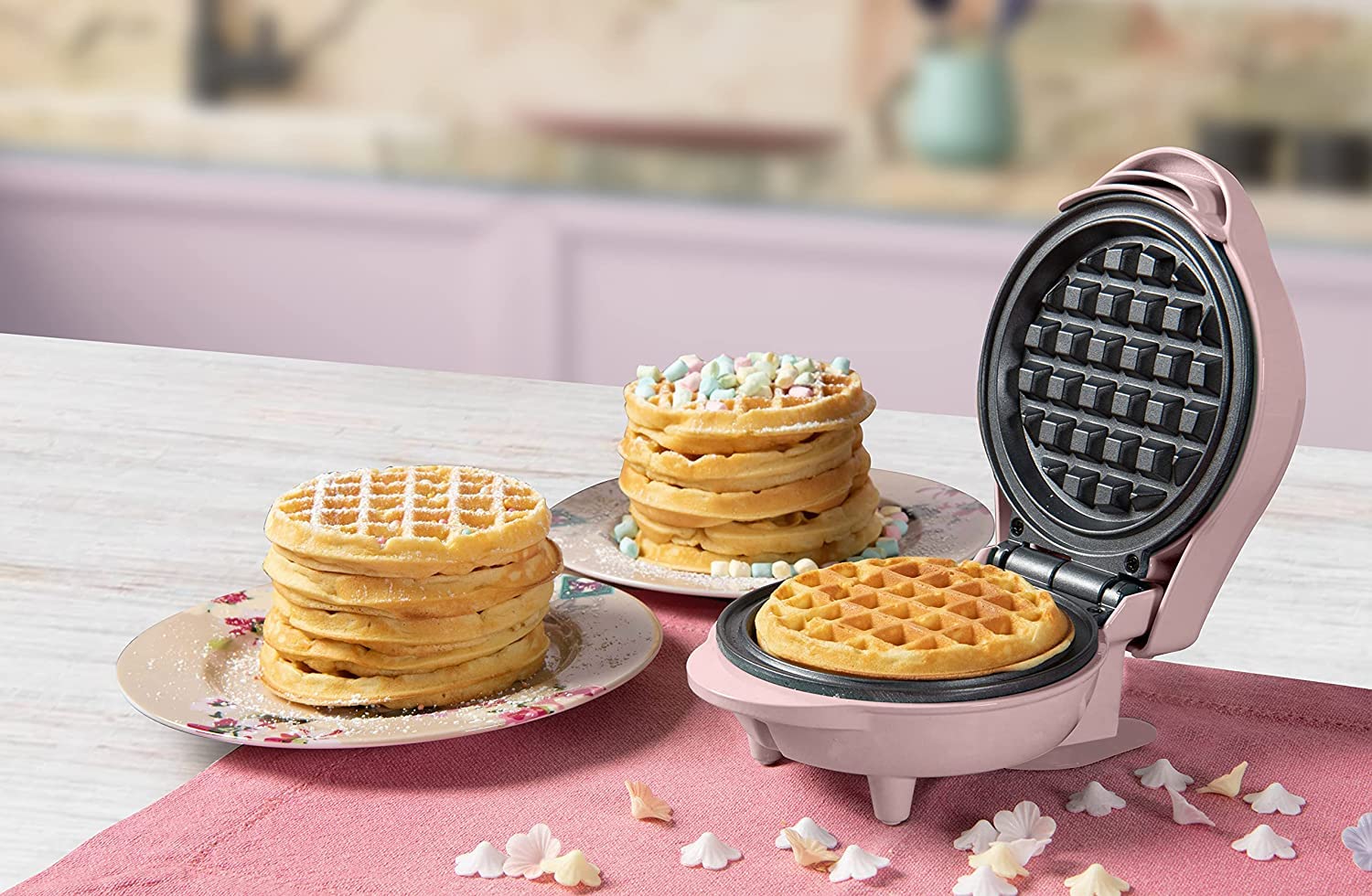 Bestron Mini-Waffeleisen, inkl. Teigportionierer für 700ml mit Skala, Ideal zum Befüllen des Waffeleisens, Farbe Gerät: Rosa, Teigflasche: