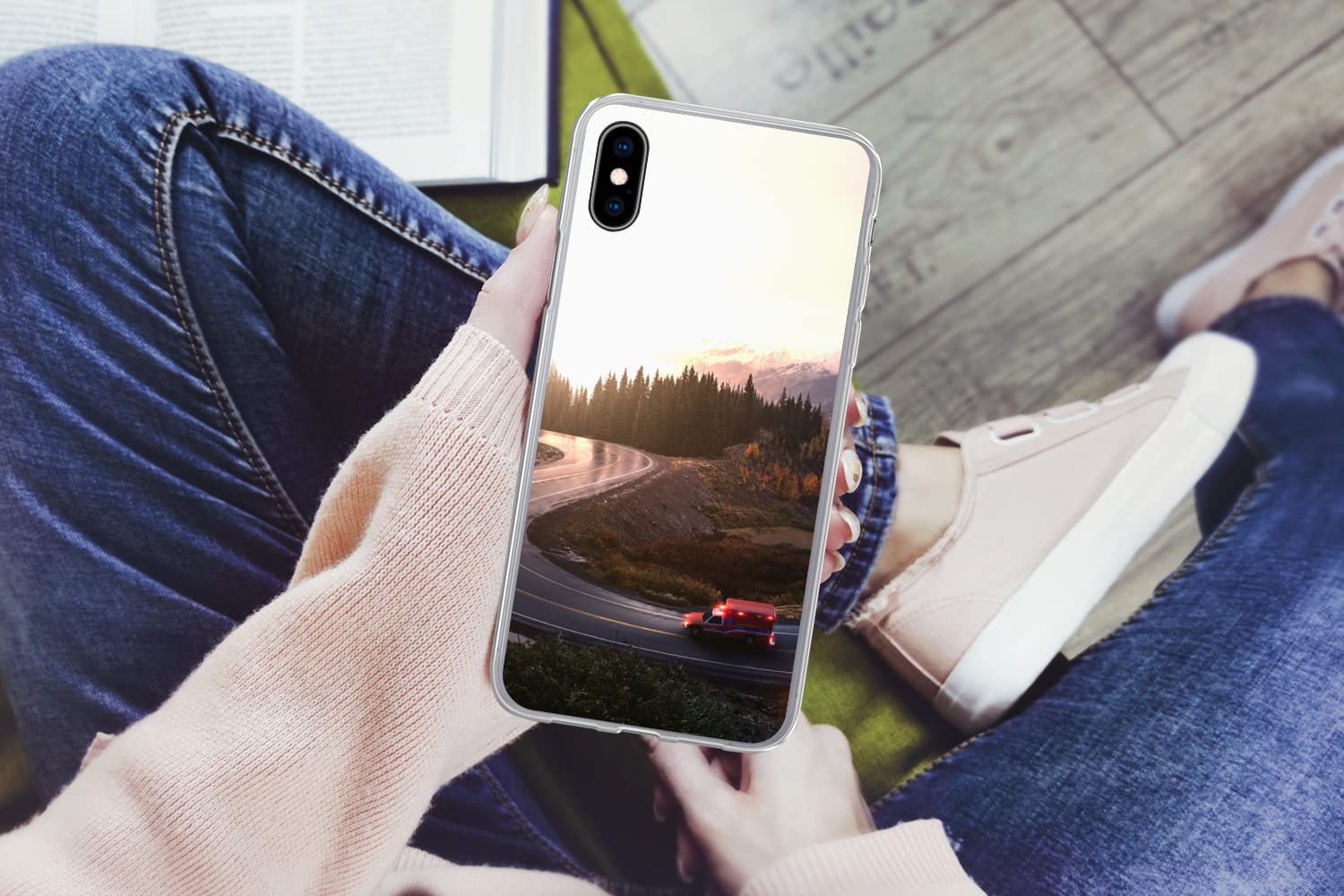 MuchoWow Funda para iPhone XS - Una Ambulancia circula por una Carretera sinuosa - Funda de Silicona/Funda Blanda para teléfono móvil