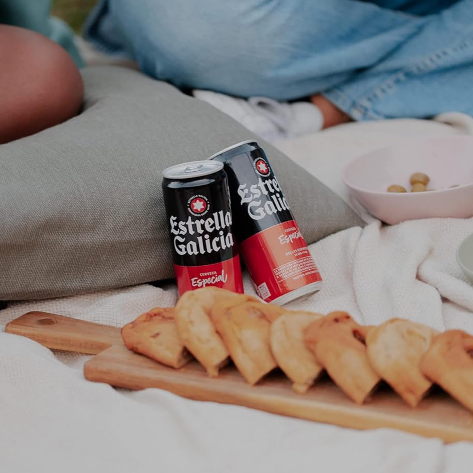 Estrella Galicia Especial - Cerveza Lager Especial, Pack de 24 Latas x 50 cl, Sabor Ligero y Amargo, Aroma a Lúpulo, 5,5% Volumen de Alcohol