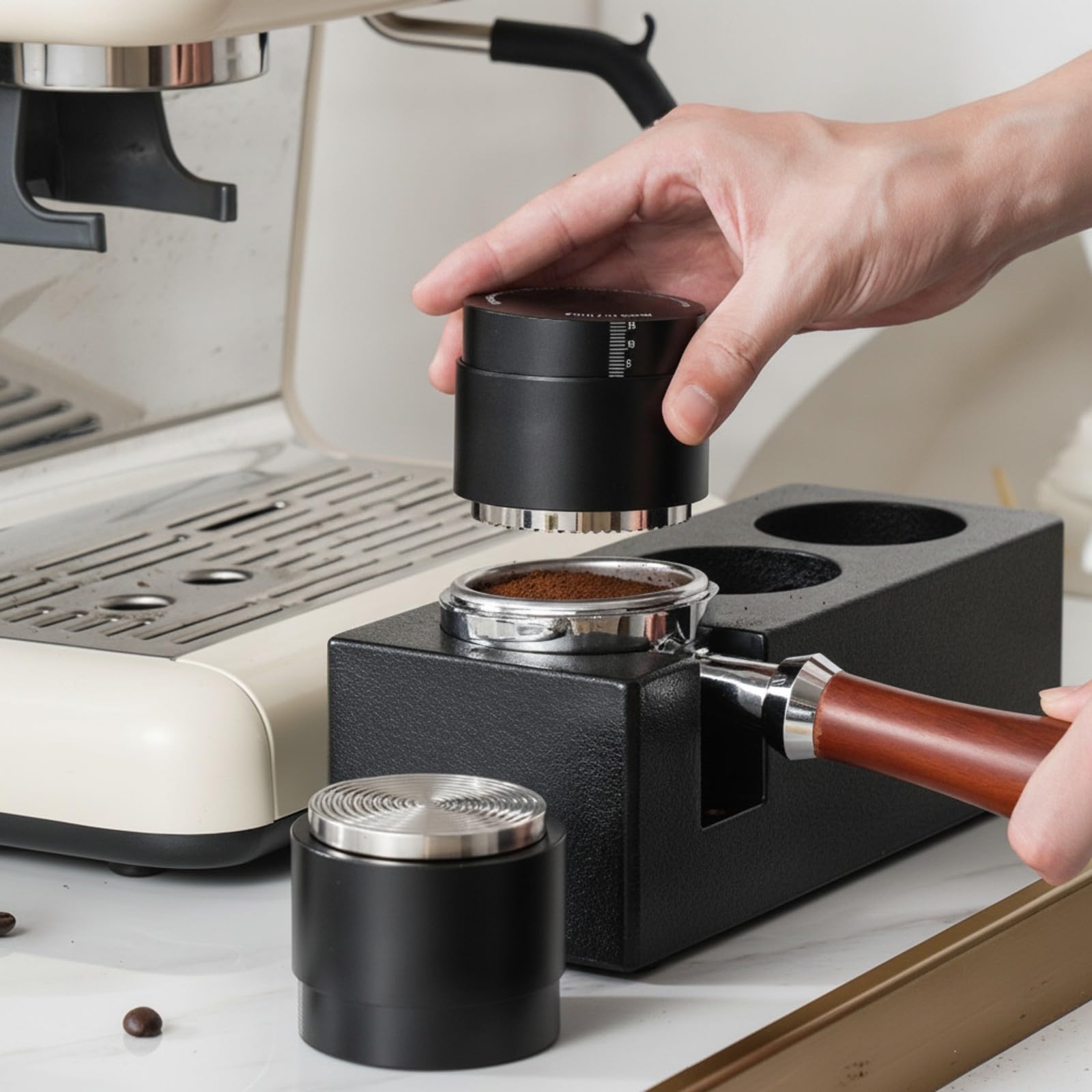 Pressino per Filtro Antiscivolo | Graduata Visibile, Distributore e Pressino Caffè, Regolabile, Livellatore per Caffè, 51MM, Base Filettata