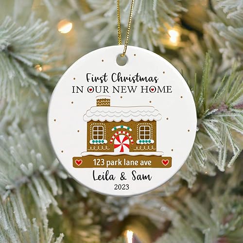 Vista 4 de Adorno de cerámica personalizado para la primera Navidad en nuestro nuevo hogar 2025, regalo de recuerdo de casa para parejas de recién casados