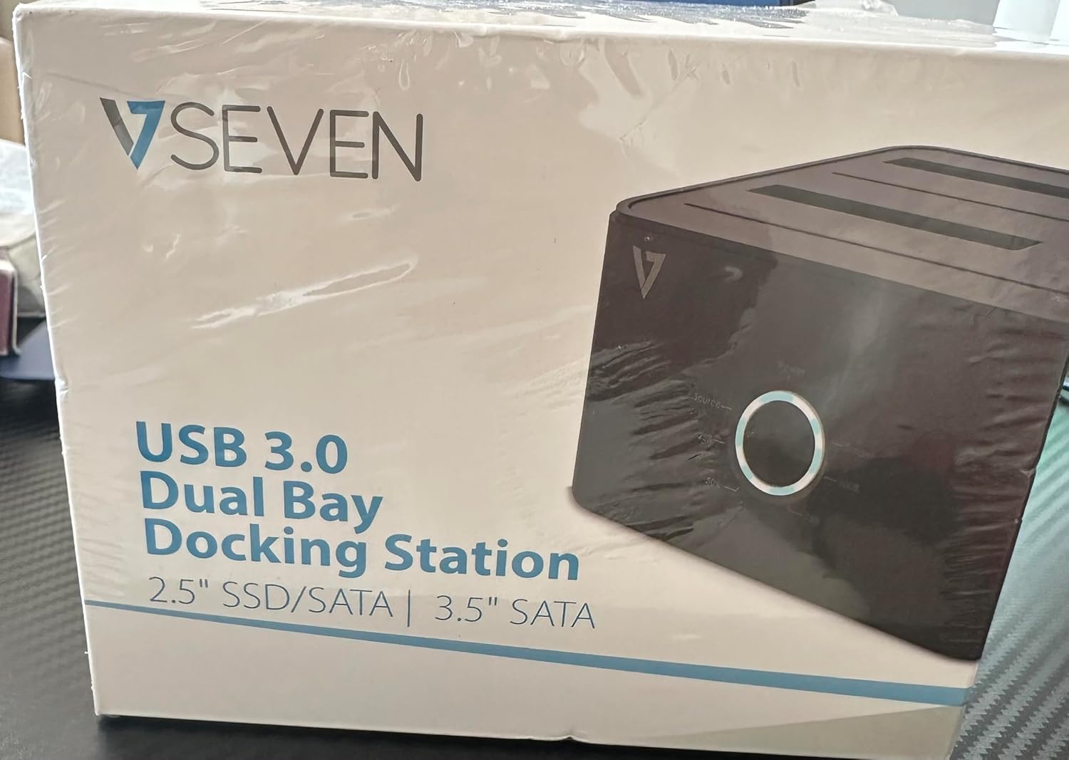 Ngaphambili view of the V7 Dual Bay Docking Station packaging
