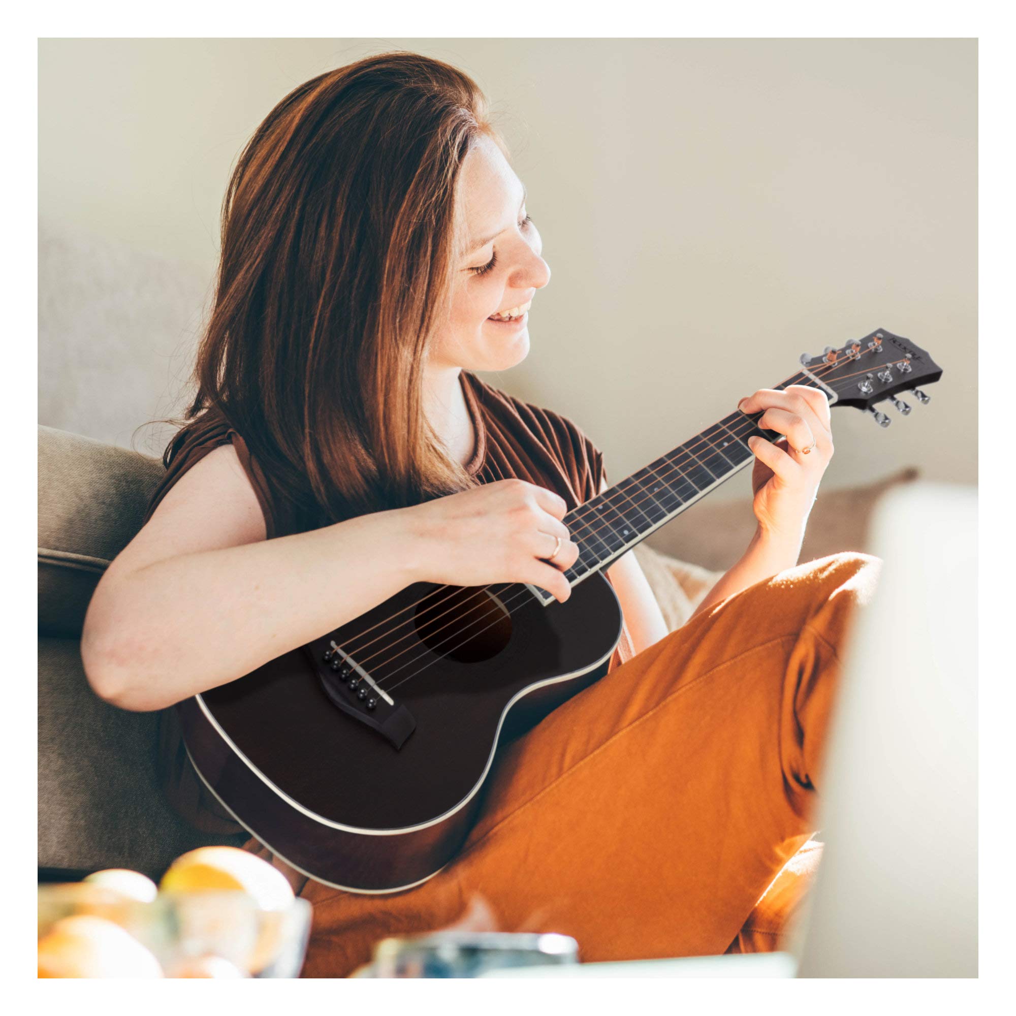 Rocktile G-10 BK Guitarlele Noir - Guitare Western format voyage - Table : Cèdre - Fond & éclisses : Acajou - Manche : Okoumé - Mensure : 51 cm - Finition pore ouverte noire