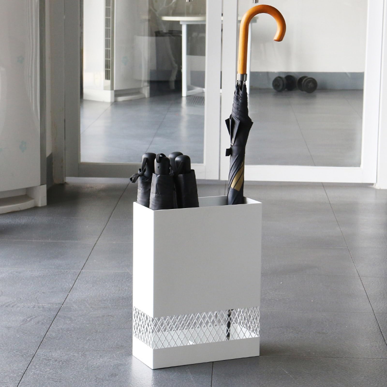 Porte-parapluie en métal pour éviter les sols mouillés dans l'entrée de la maison
