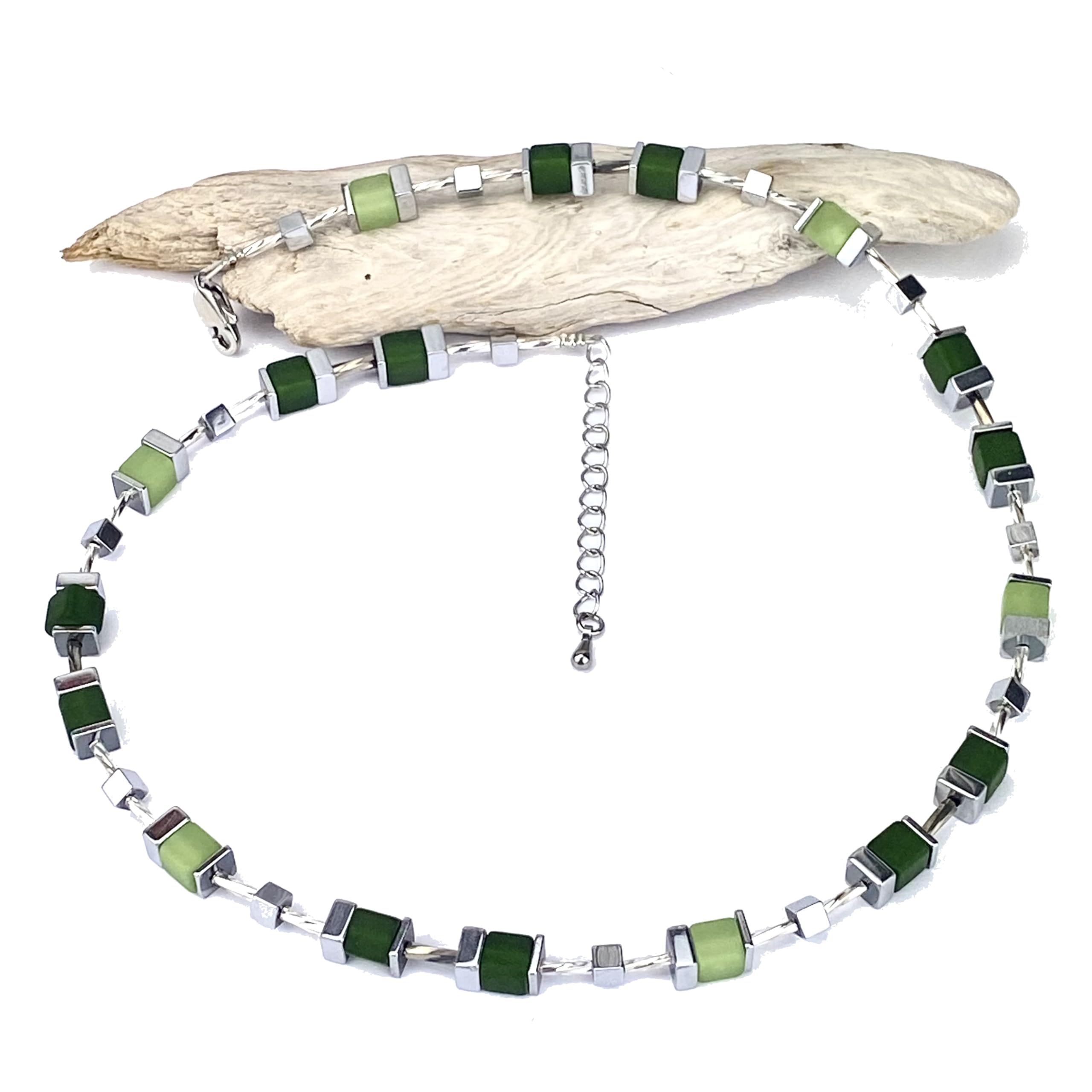 Handgemachte Hals Kette mit Polaris Würfel und Hämatit Edelstein sowie einem Edelstahlverschluss mit Verlängerung