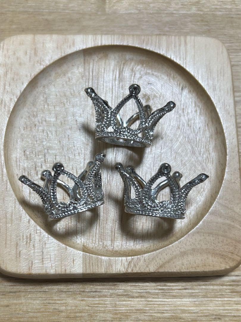 Amazon.co.jp: シルバーカラー クラウン 王冠 Crown 台座 スタンド