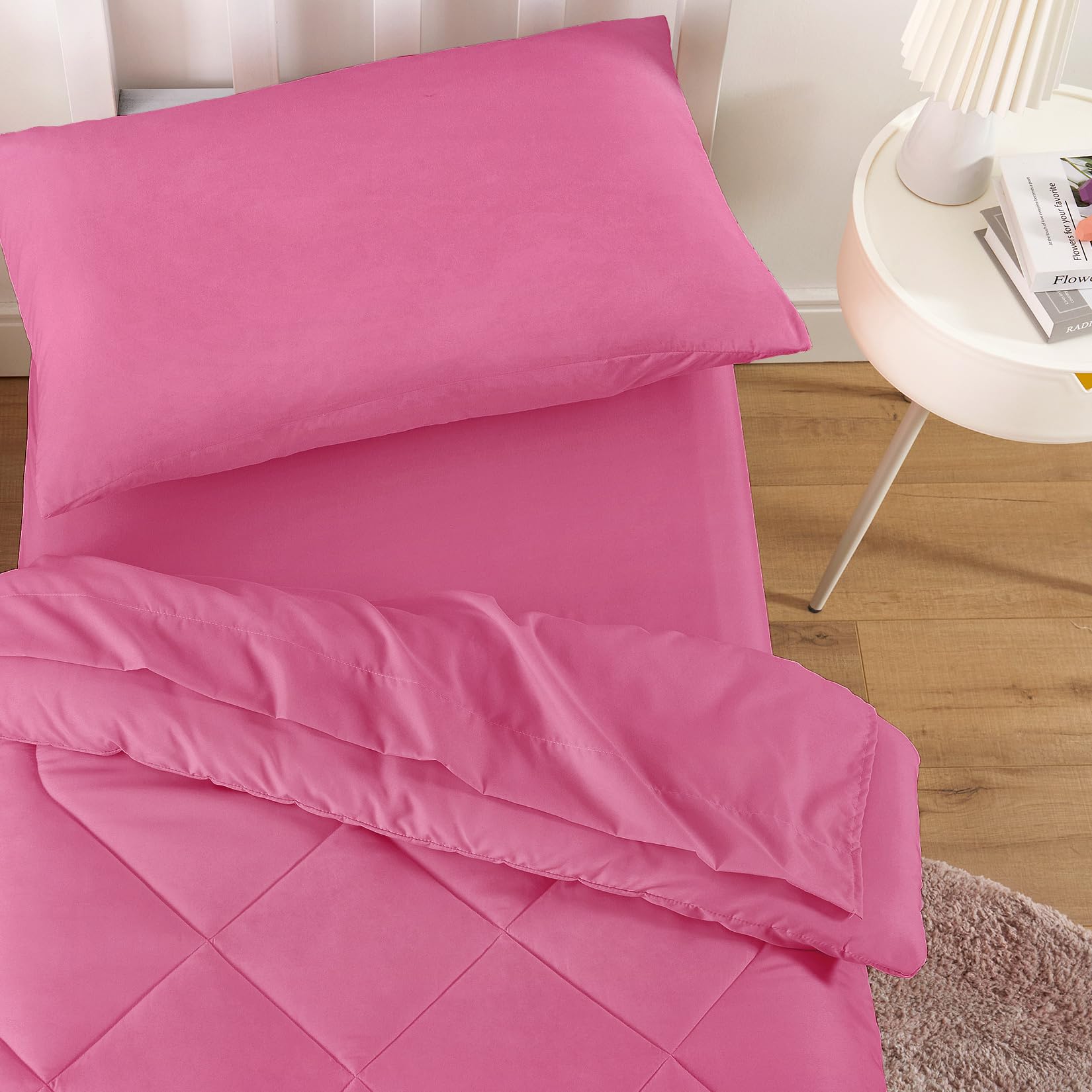 Wake In Cloud - Juego de ropa de cama para niños y niñas, juego de cama suave de 4 piezas para cuna que incluye edredón, sábanas y funda de almohada, color rosa intenso
