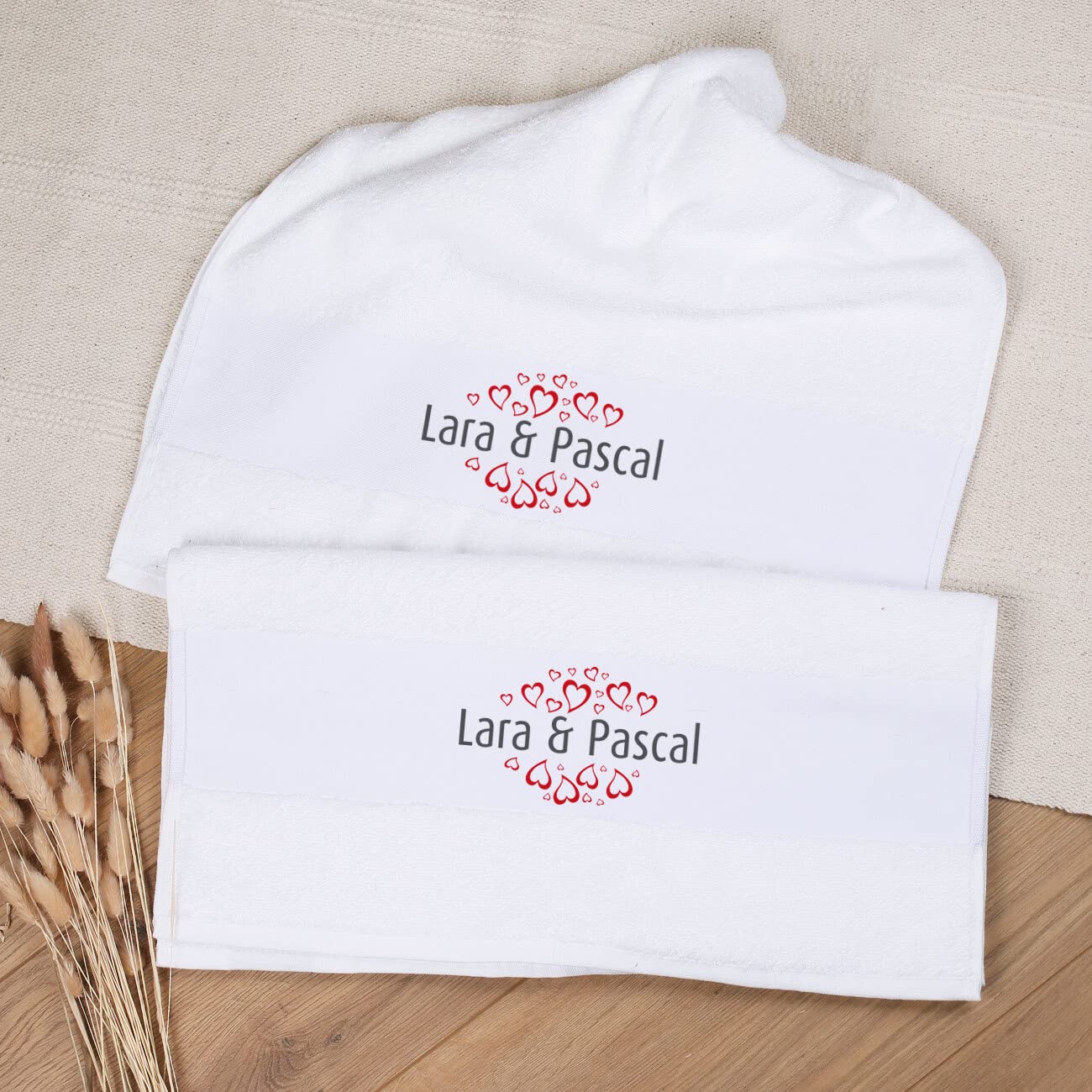 Herz & Heim® Handtuch-Set 2 Stück (Weiß, 50x100) für Paare mit Aufdruck des Namens/Hochzeitsgeschenk Herzen