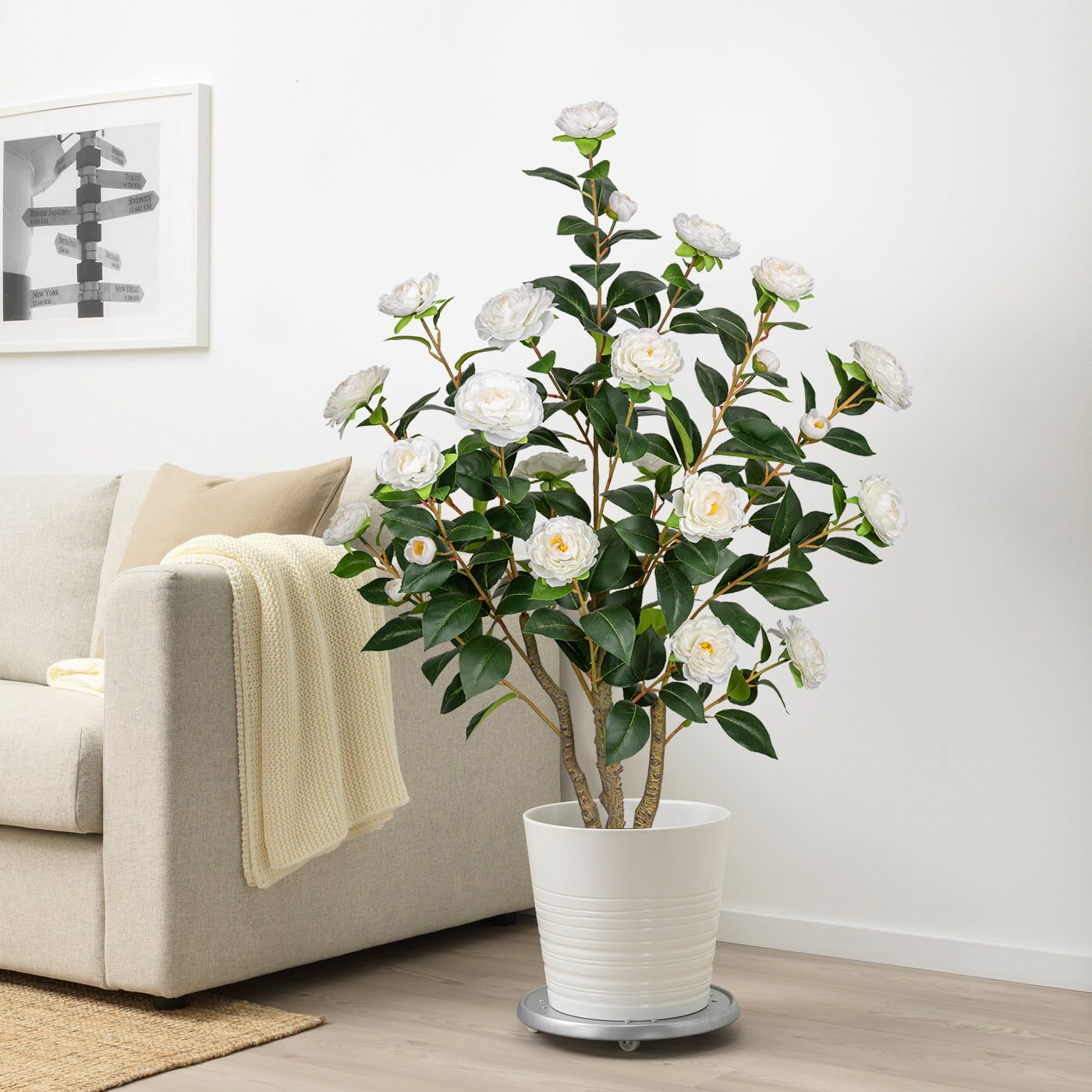 Künstlicher Kamelienbaum, künstliche Kamelienpflanze mit weißen Blumen, Kunstblumen, blühender Baum in schwarzem Topf für drinnen und draußen, Büro, Zuhause, Haustür, Veranda, Dekoration (1 Packung –