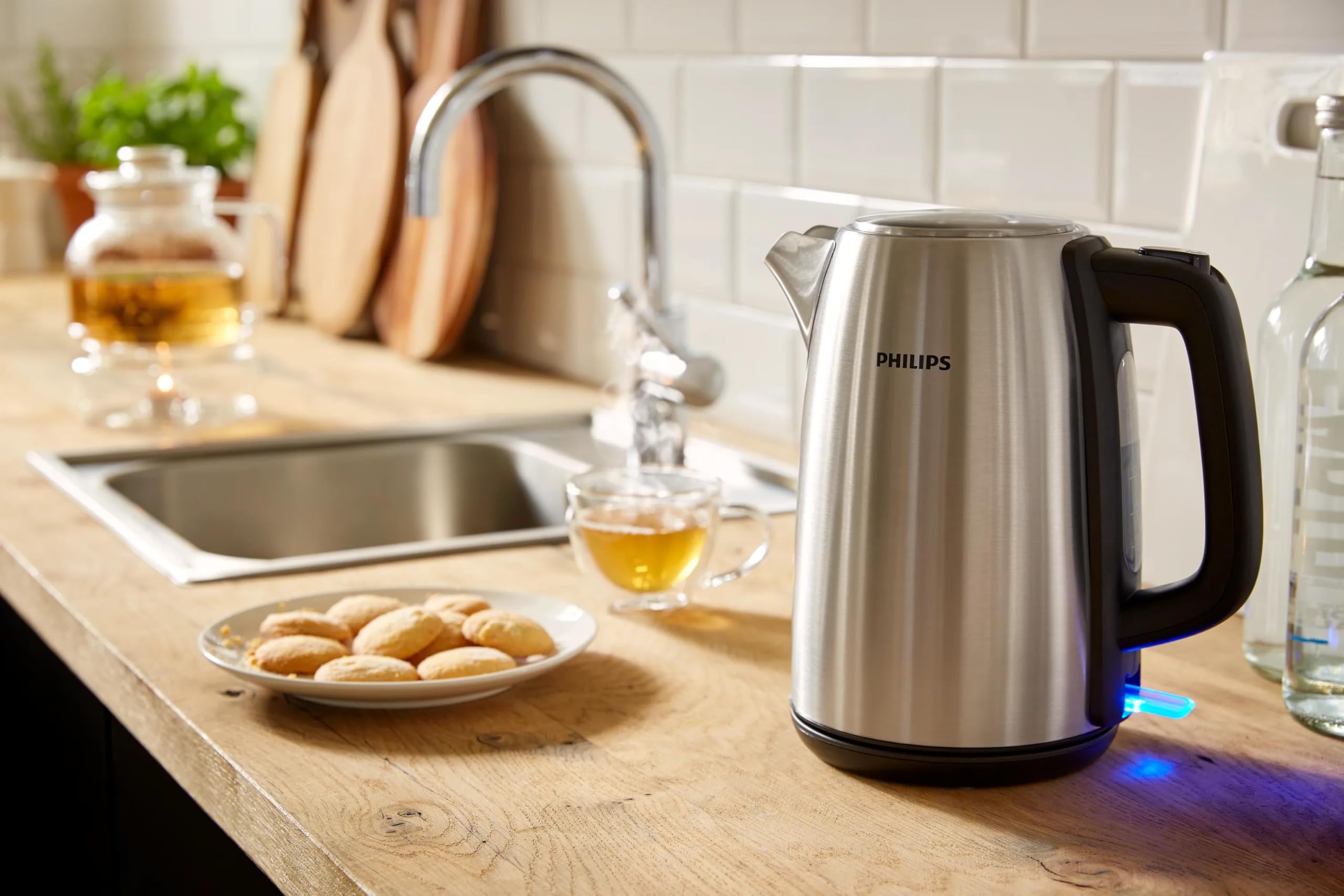 Philips Wasserkocher Viva Collection, Metall, 1,7 L | Mit Kontrollanzeige, 360°-Pirouettenbasis, Mikro-Sieb-Filter, Blaue Leuchtanzeige (HD9351/90)
