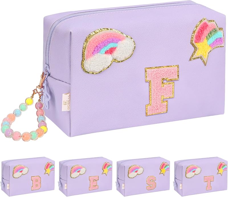 Necessaire de maquiagem onemoky com inicial, estampa de arco-íris e pulseira, roxa