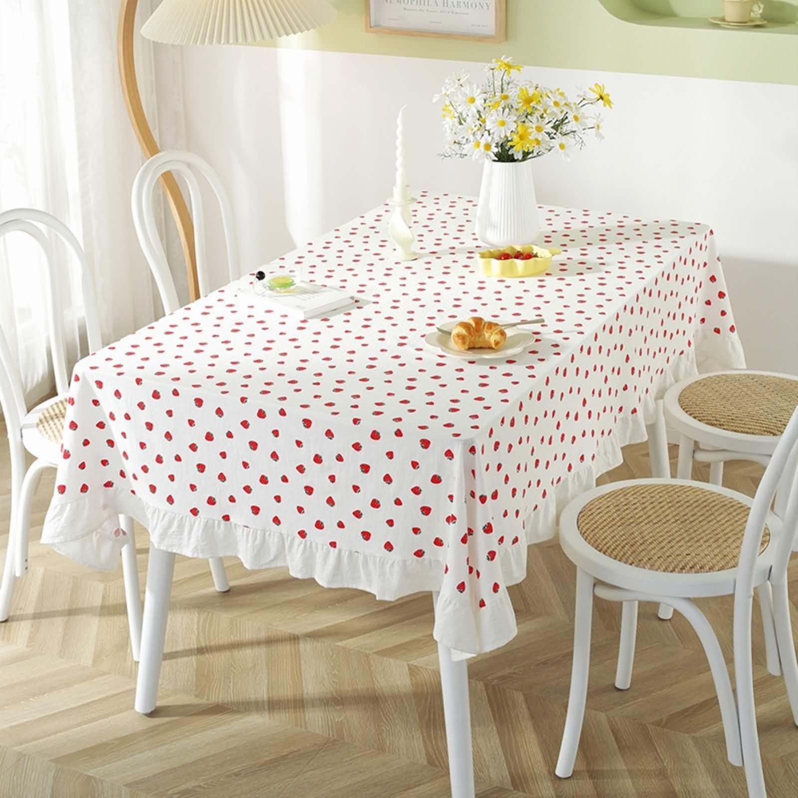 Tovaglia Rettangolare Antimacchia per Tavolo Bianco, Fantasia Fragola con Volant, in Cotone Lavabile, 130 x 180 cm, Tovaglia per Sala da Pranzo