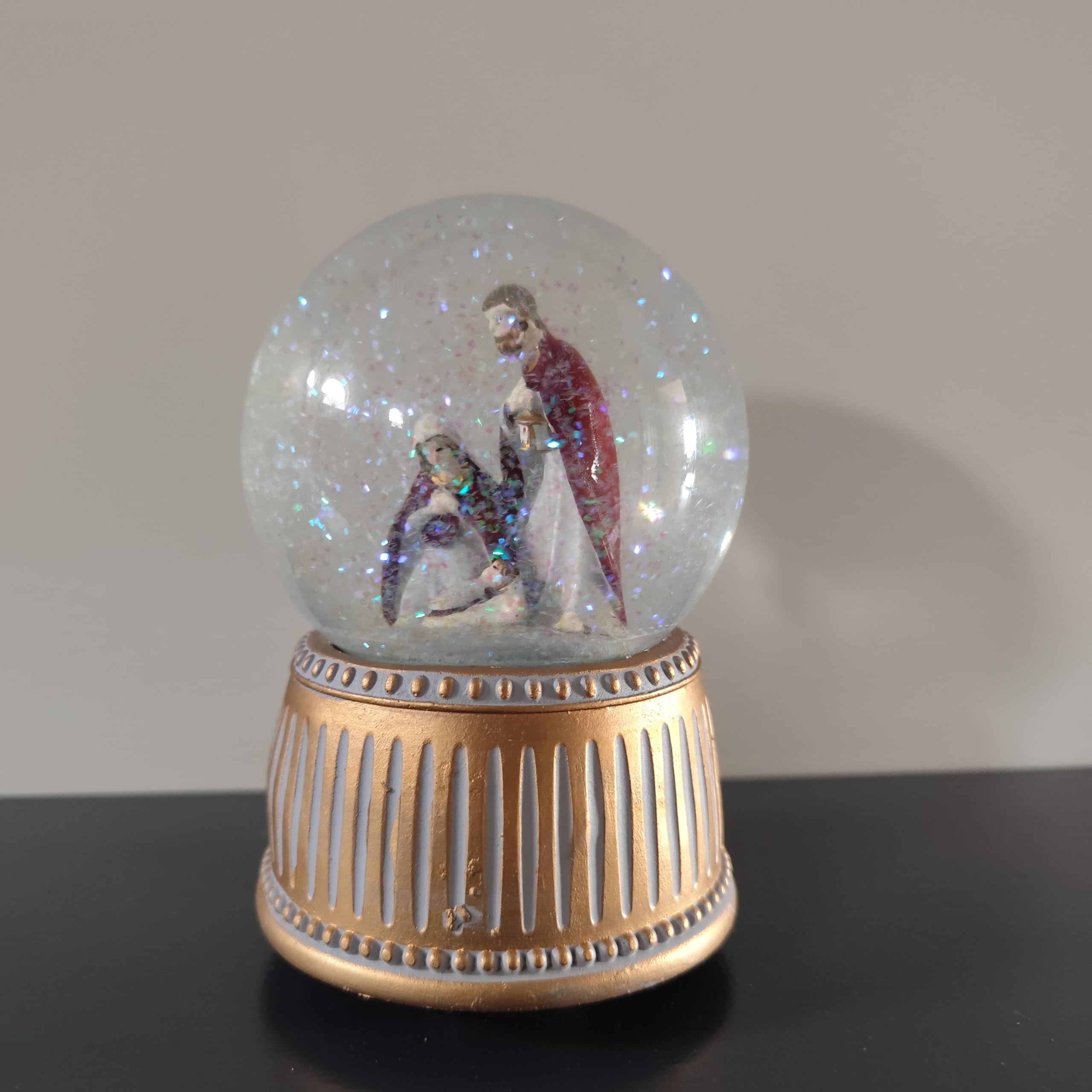 Heaven Sends Boule à neige dorée avec musique - Crèche de Noël - Décoration de Noël avec dôme d'eau pailleté et mélodie traditionnelle