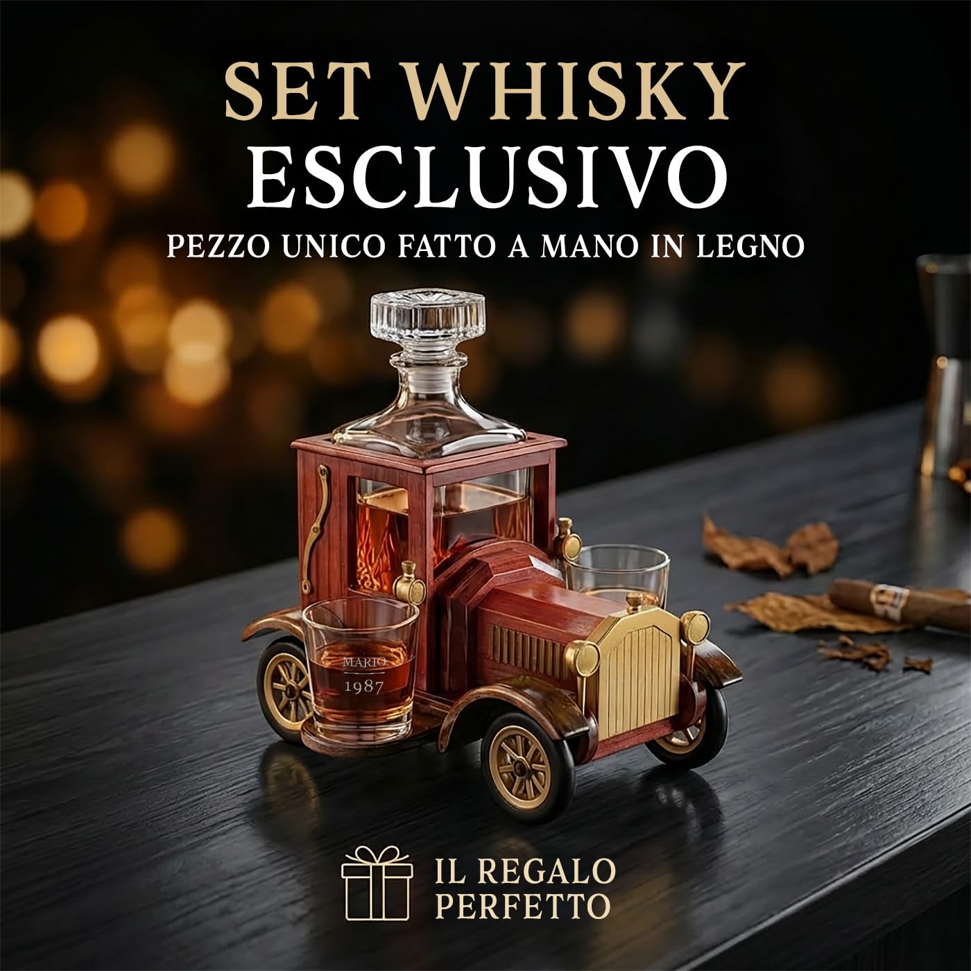 Maverton Caraffa in Auto di Legno - 2 Bicchieri Personalizzabili - Set Regalo Uomo Compleanno - Decanter 900ml e 2 Bicchieri Whisky 75 ml su Supporto - Idee Regali Uomo