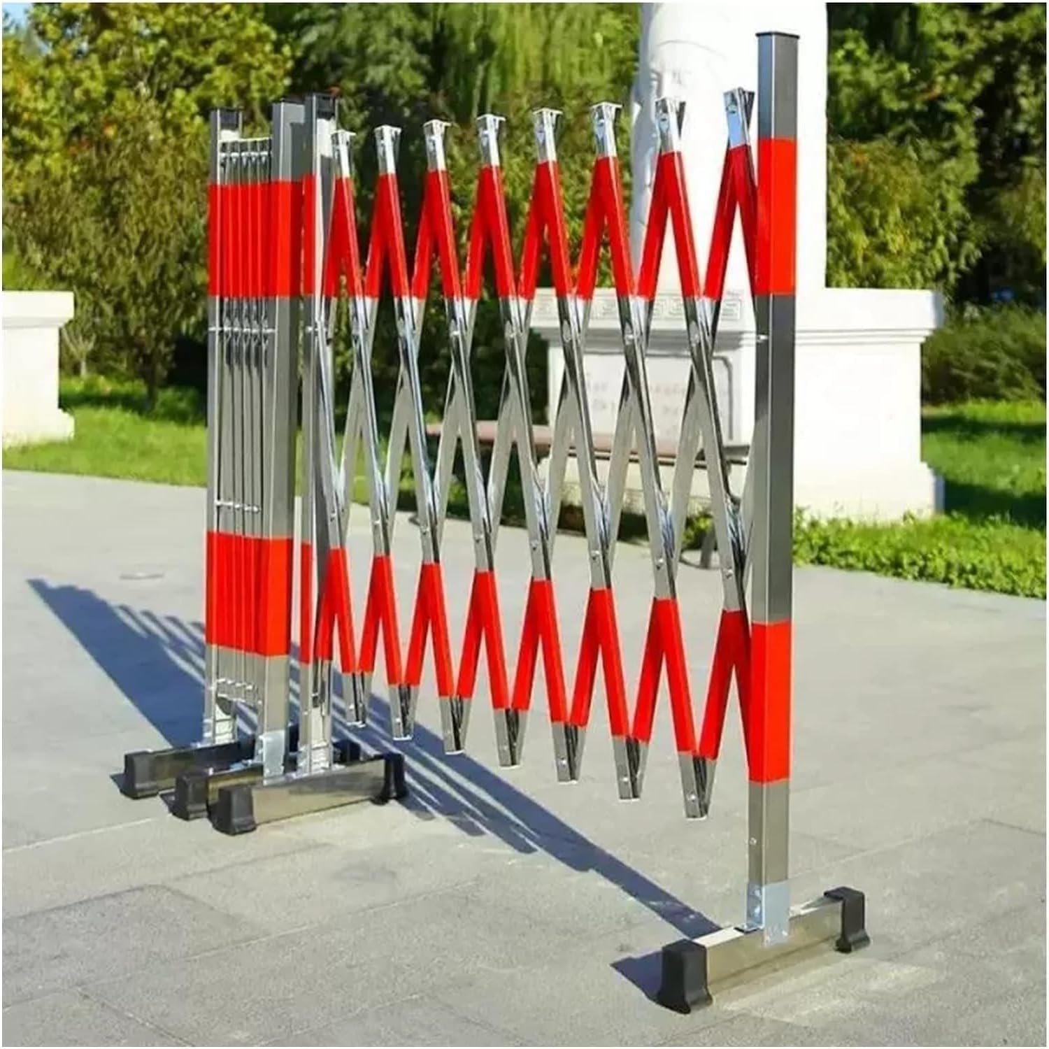 Barrière rétractable pliable pour bloquer l'accès aux zones interdites