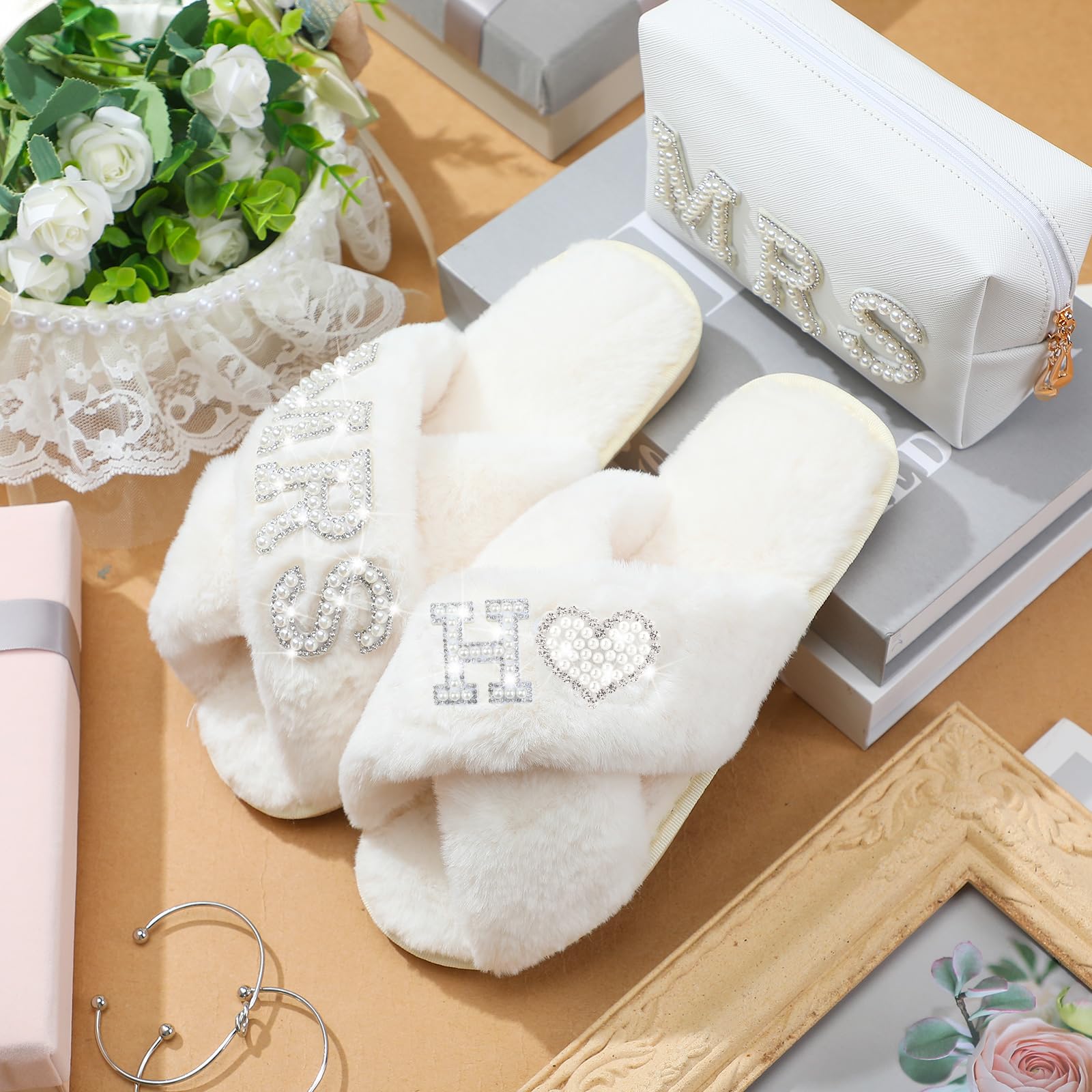 Xtinmee Personalisierte Hochzeits-Braut-Hausschuhe, MRS, Perlen-Brief, Make-up-Tasche, Brautparty, Geschenke für Hochzeitstag