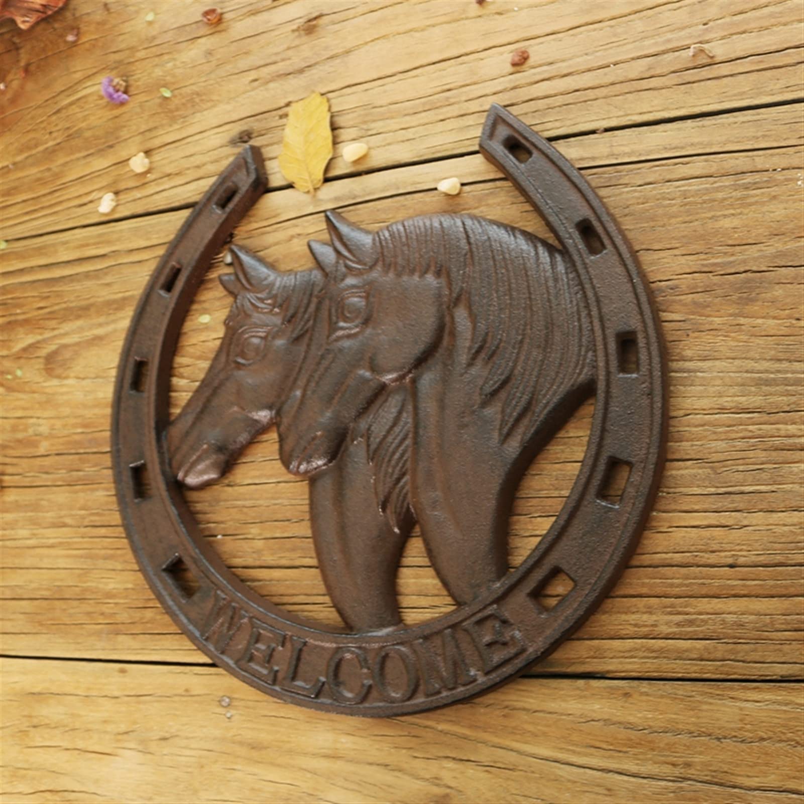 Bienvenida a Casa Montaje de pared de hierro fundido de la vendimia Signo de bienvenida con dos caballos Cabeza en el centro y carteles Circled Home Garden Decor Placas de metal Cartel De Bienvenida