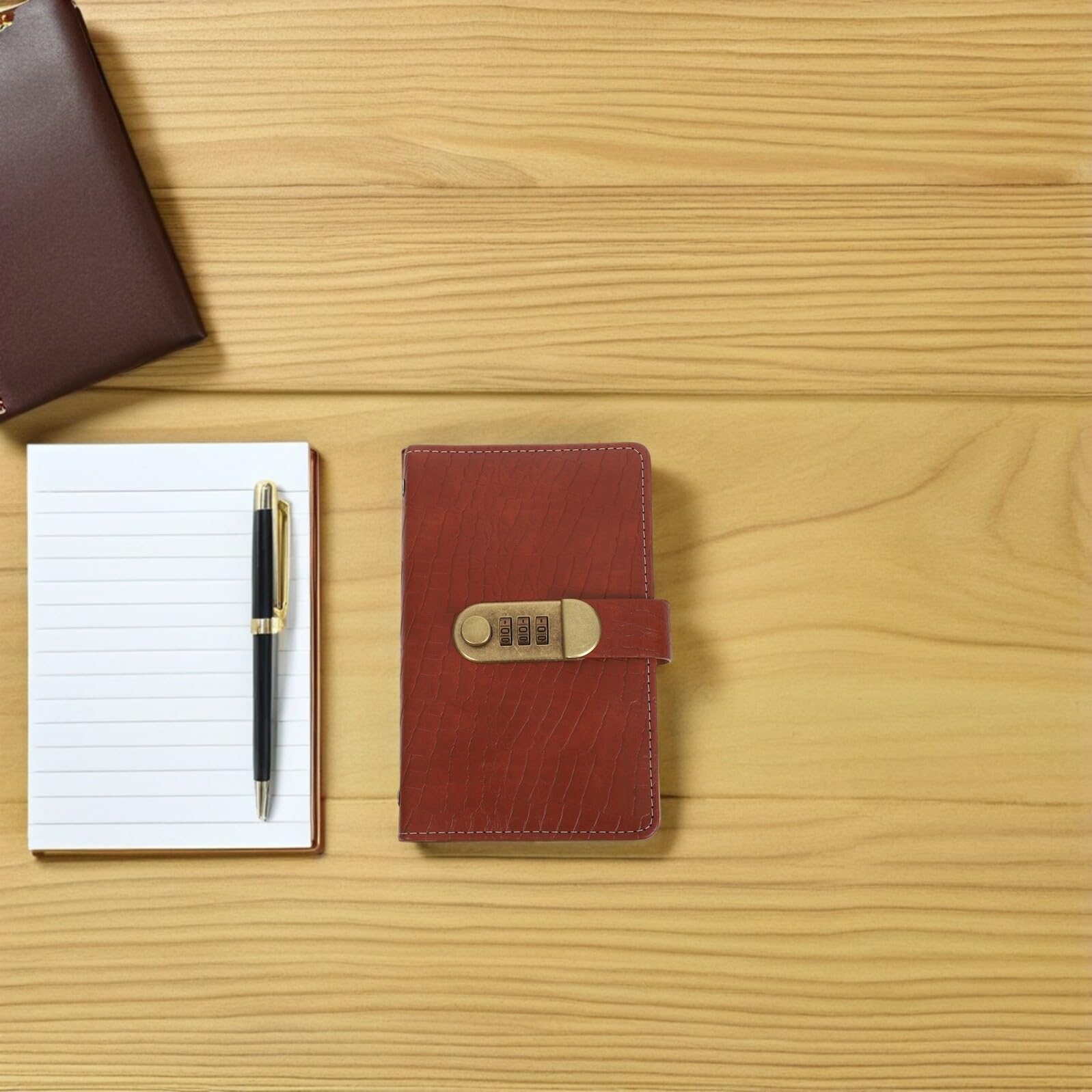 UKCOCO Carnet d'Épargne à Code Secret avec Cadenas 100 Enveloppes Numérotées Couverture en PU Motif Crocodile Marron Foncé Planificateur Budgétaire pour Gestion d'Argenté et Défis