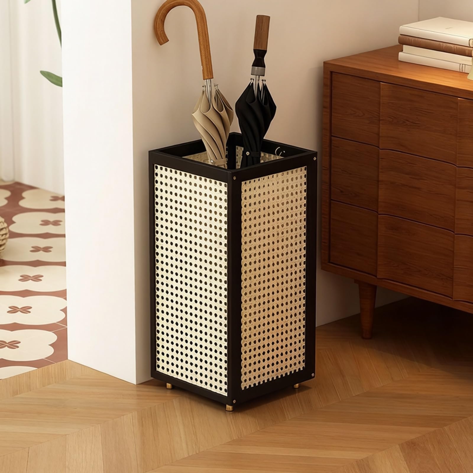 Portaombrelli nero in bambù e rattan con vassoio antigoccia rimovibile, elegante organizer da ingresso per casa o lavoro, design resistente ed elegante, per uso interno ed esterno