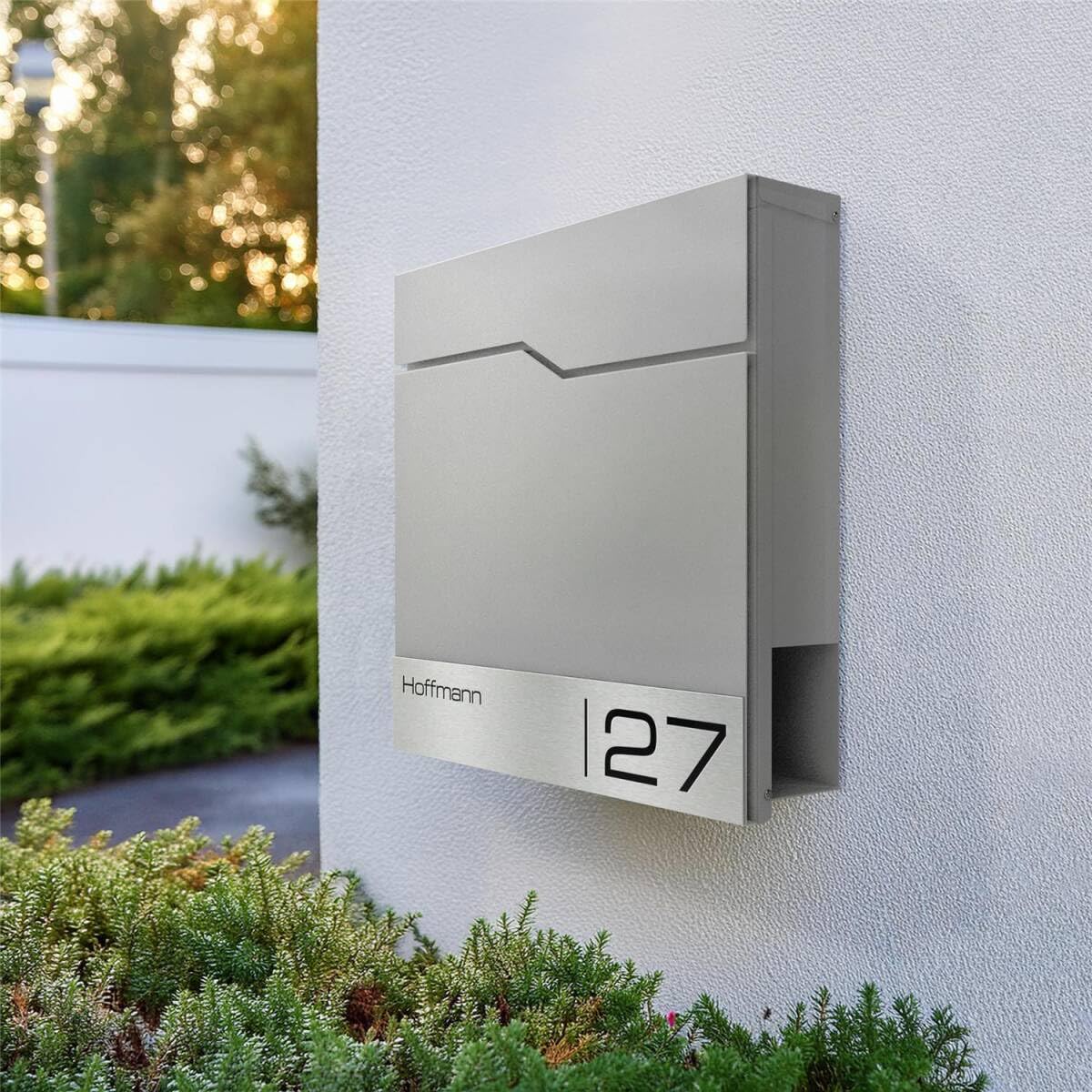 Metzler Cassetta Postale da Parete Grigio Alluminio RAL 9007 – Cassetta postale di design con targhetta nominativa in acciaio inox V2A incisa al laser e vano portagiornali – Modello Enno
