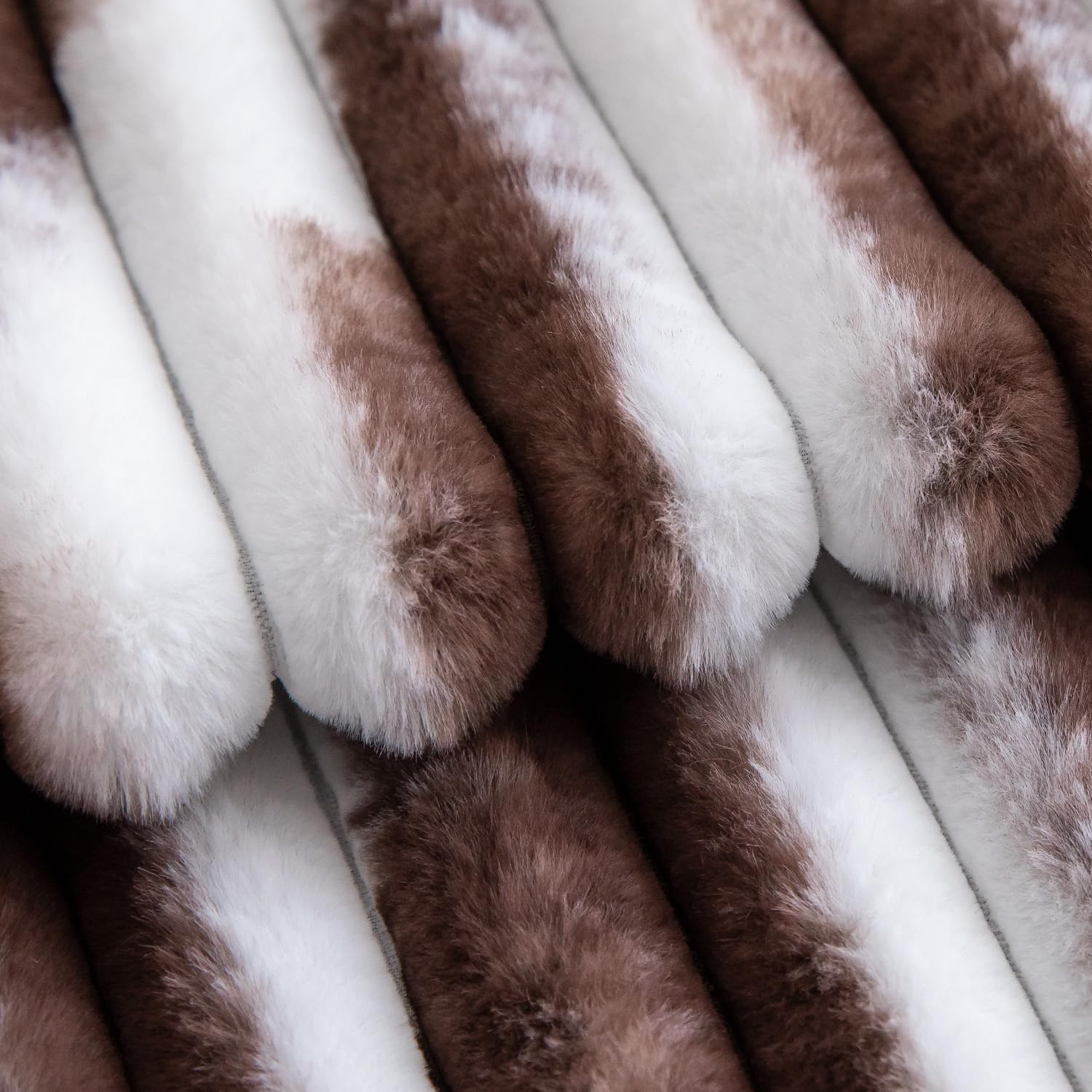 Madizz Lot de 2 Housses de Coussin en Peluche en Fausse Fourrure Housse de Coussin décorative Douce à Rayures moelleuses pour Coussin de Chambre à Coucher de canapé Marron foncé Blanc 60 x 60 cm