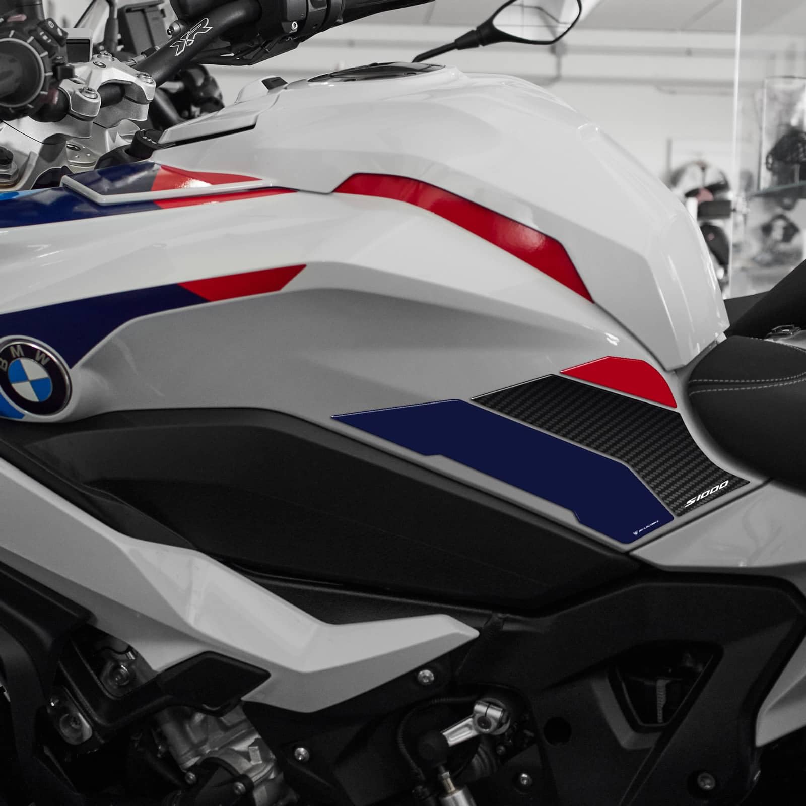 Resin Bike Adhesivos de Moto Compatibles con BMW S 1000 XR 2020-2026. Protección Latérales del Tanque de Choques y Arañazos de Moto. Par de Pegatinas 3D Resinadas Made in Italy