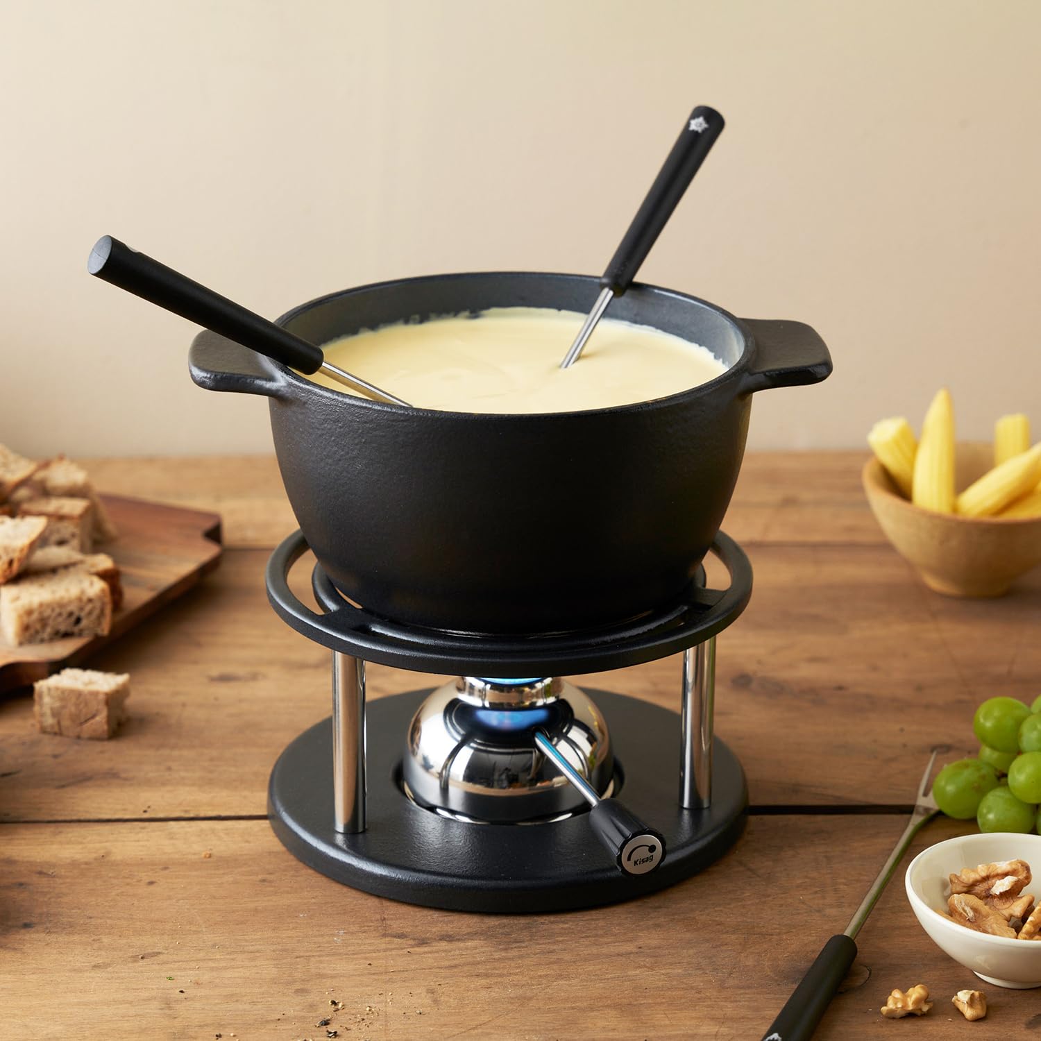 Kisag Twin Set à Fondue en Fonte pour 6 Personnes avec Casserole en Fonte Ø 16 cm Convient pour l'induction, réchaud Suisse avec brûleur à gaz et 6 fourchettes à Fondue, kit à Fondue au Fromage, à la