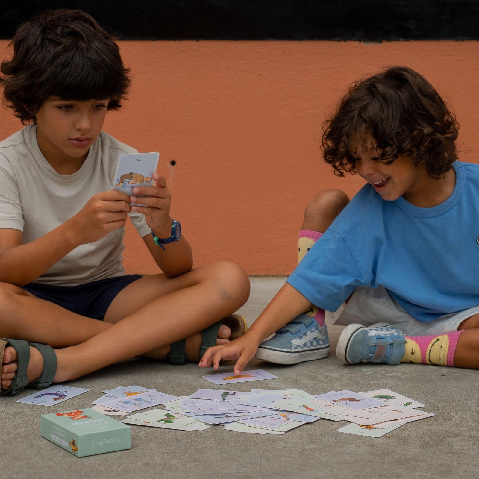 YogAsana Yoga Niño 75 Cartas - Estuche divertido y educativo de Tarjetas de Yoga y Emociones + 5 Historias - Tarjeta Yoga Infantil - Desarrollo motricidad, Confianza, Imaginación y calma