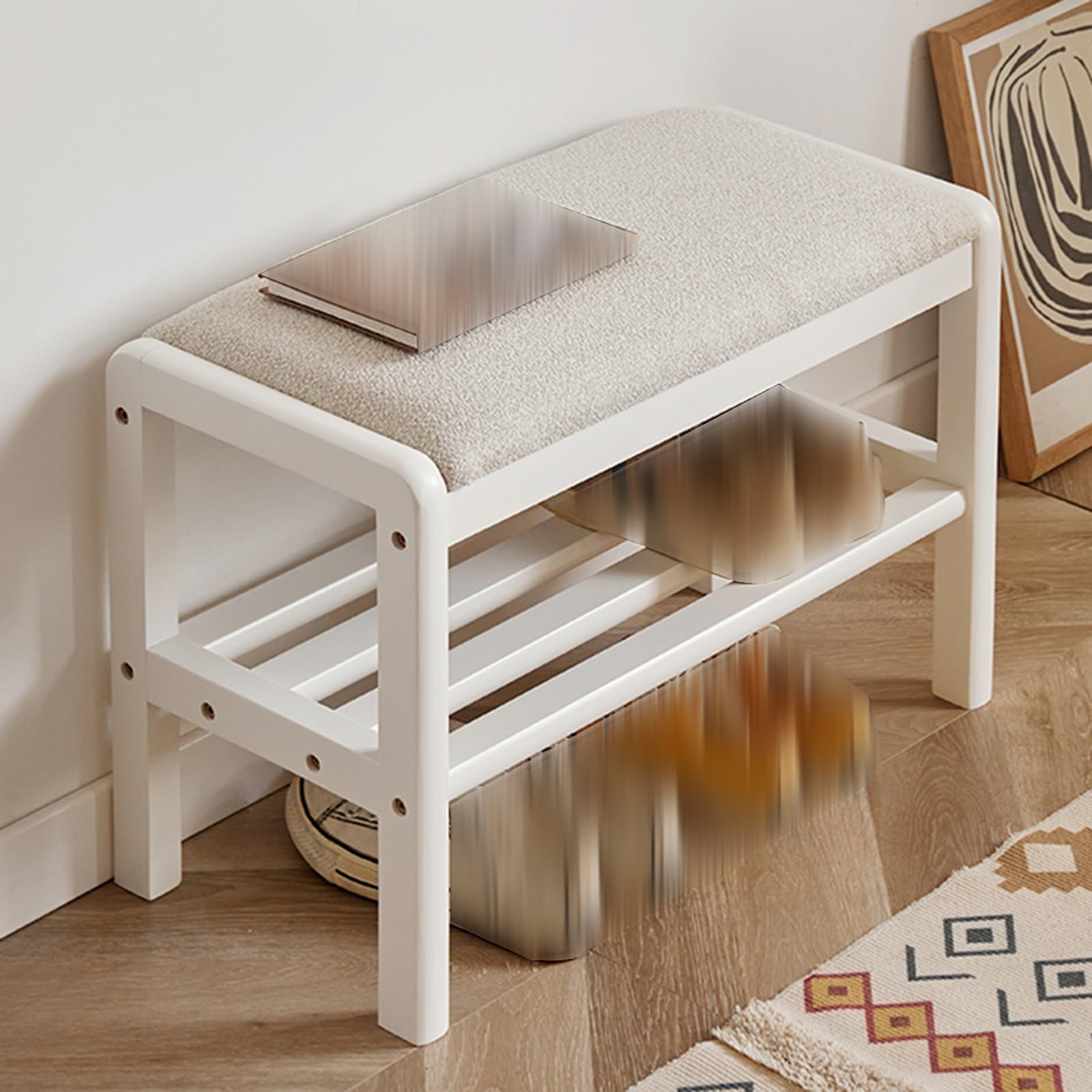 Banc à chaussures compact pour optimiser une petite entrée encombrée de vêtements