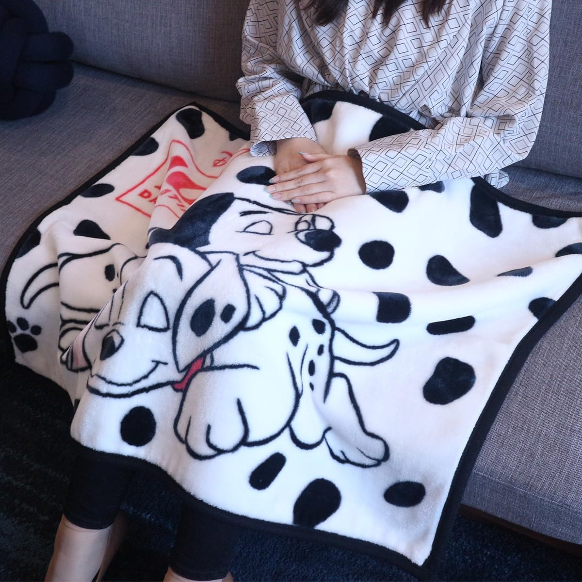 Amazon.co.jp: 丸眞 膝掛け ディズニー 101匹わんちゃん スヤスヤ