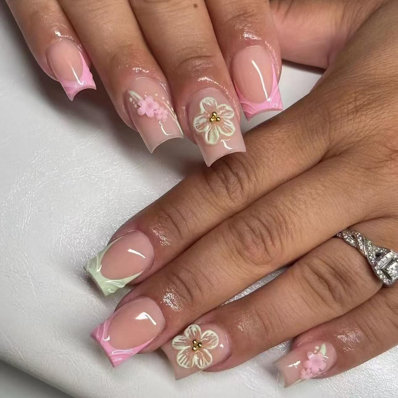Press on Nails krótkie paznokcie, kwadratowe, zielone, różowe, francuskie kwiaty, paski 3D, wzór kwiatowy, sztuczne paznokcie z klejem do paznokci, zielone różowe tipsy, falowane kwiaty