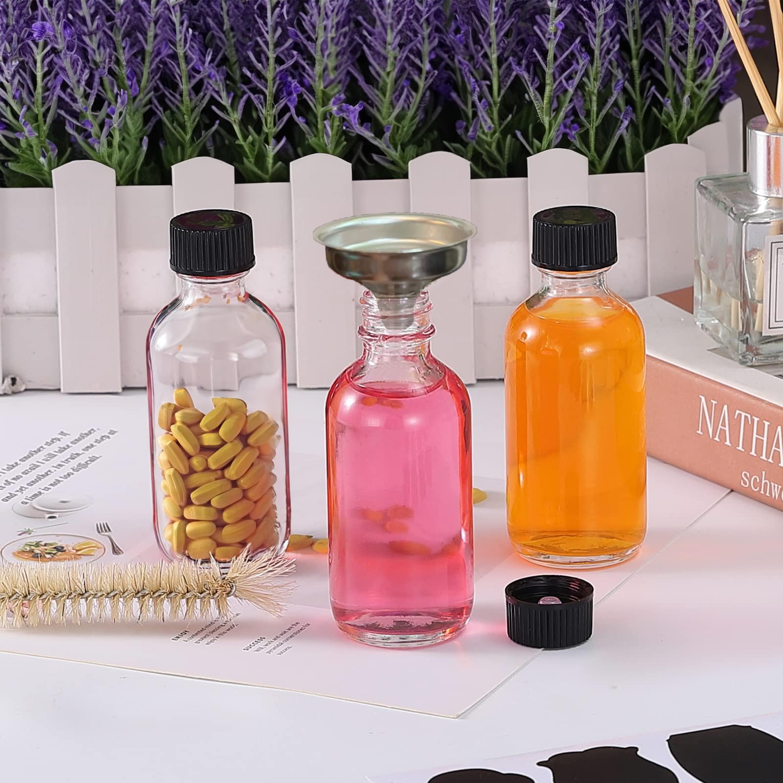 DIDITIME Confezione da 12 piccole bottiglie in vetro trasparente da 60 ml con coperchi e 2 imbuti, bottiglie rotonde Boston da 60 ml per pozioni, succhi, colpi di zenzero, oli, whisky, colpi di
