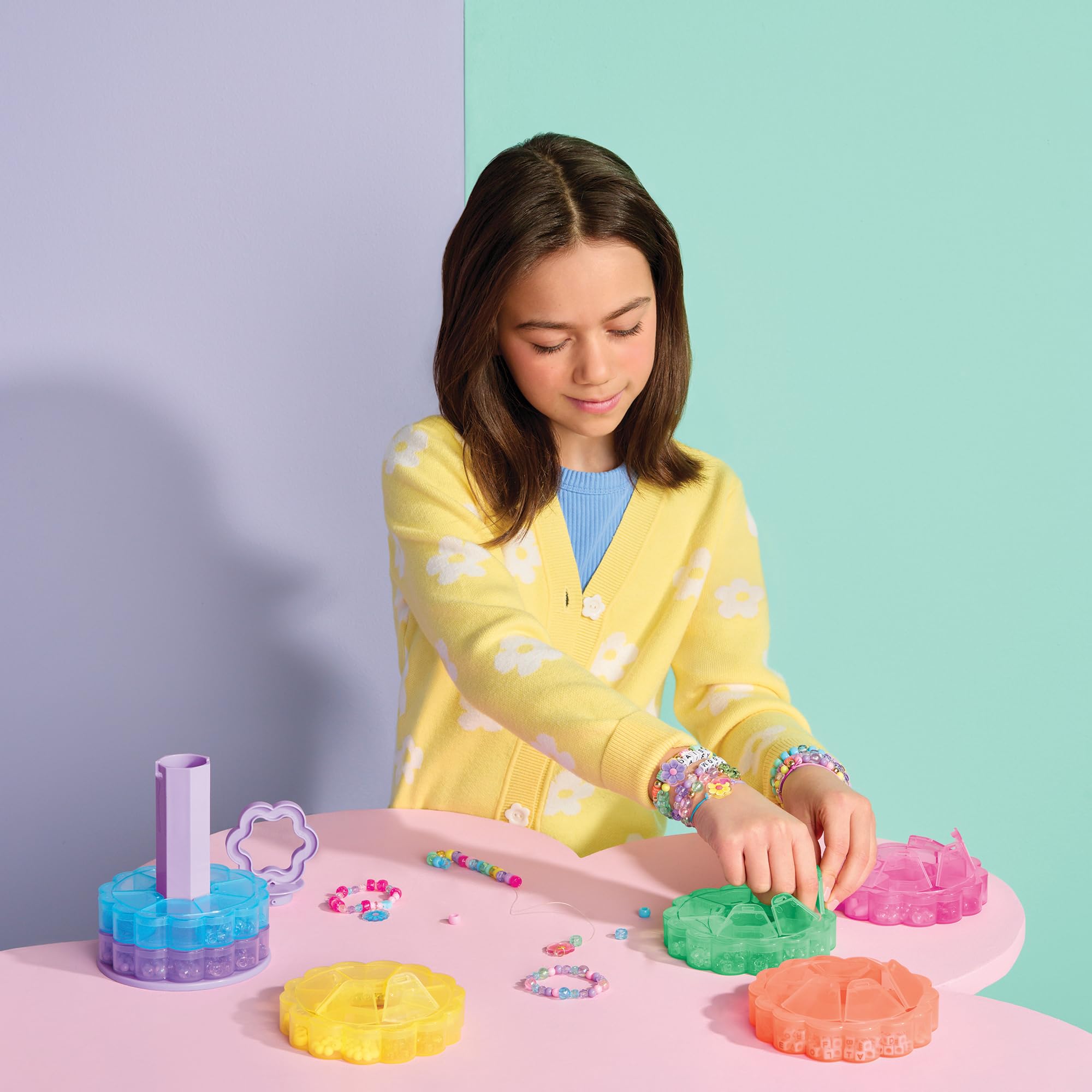 Make It Real: Tour de fleurs de rangement pour perles – DIY 20 bracelets, rangement coloré à 7 niveaux, 628 perles, design-create-wear, trie-stack-stow, enfants 8+