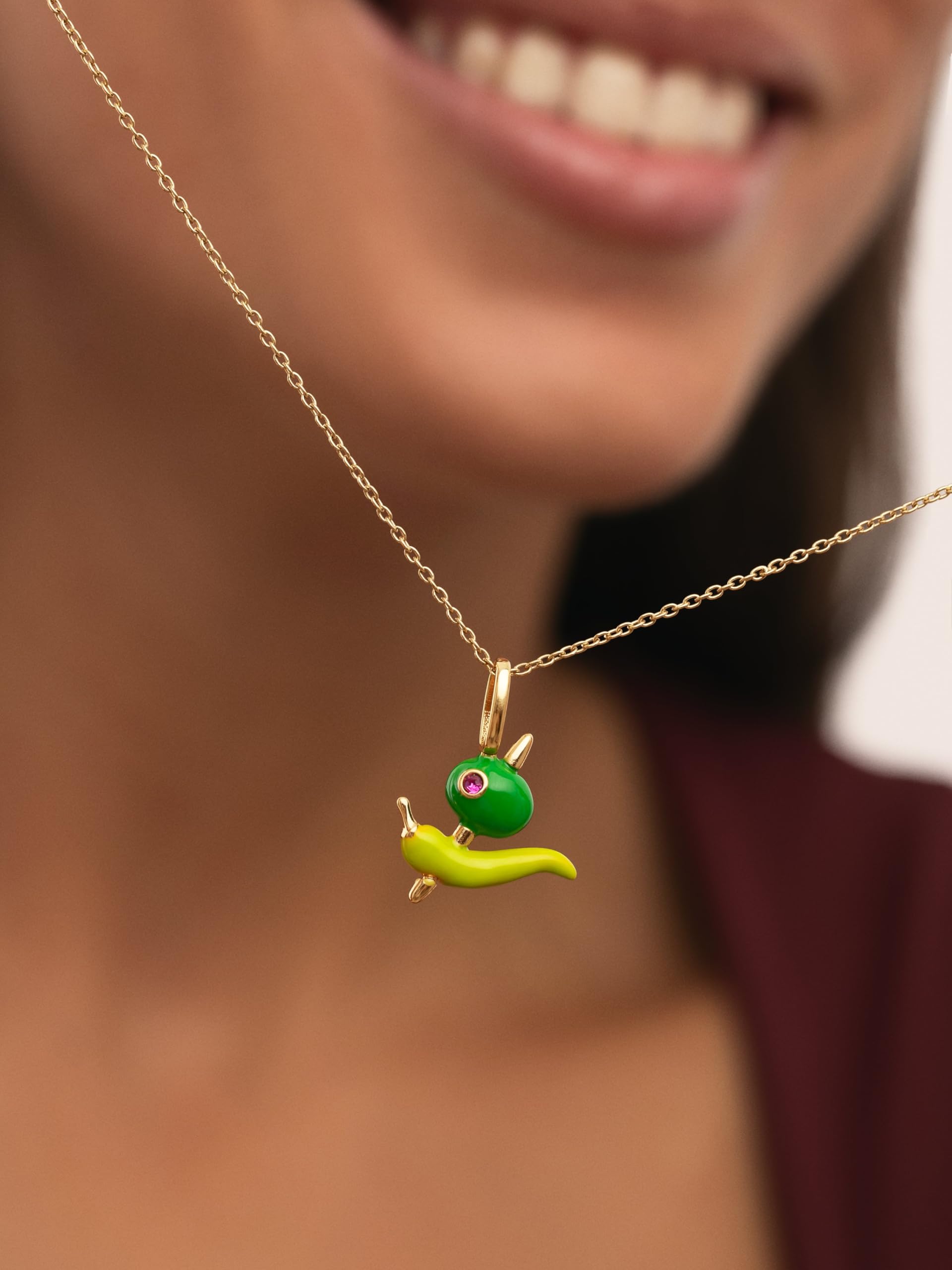 SINGULARU - Charm Piparra o Gilda. Latón con Baño en Oro de 18 Kt y Enamel. Joyas Para Mujer.